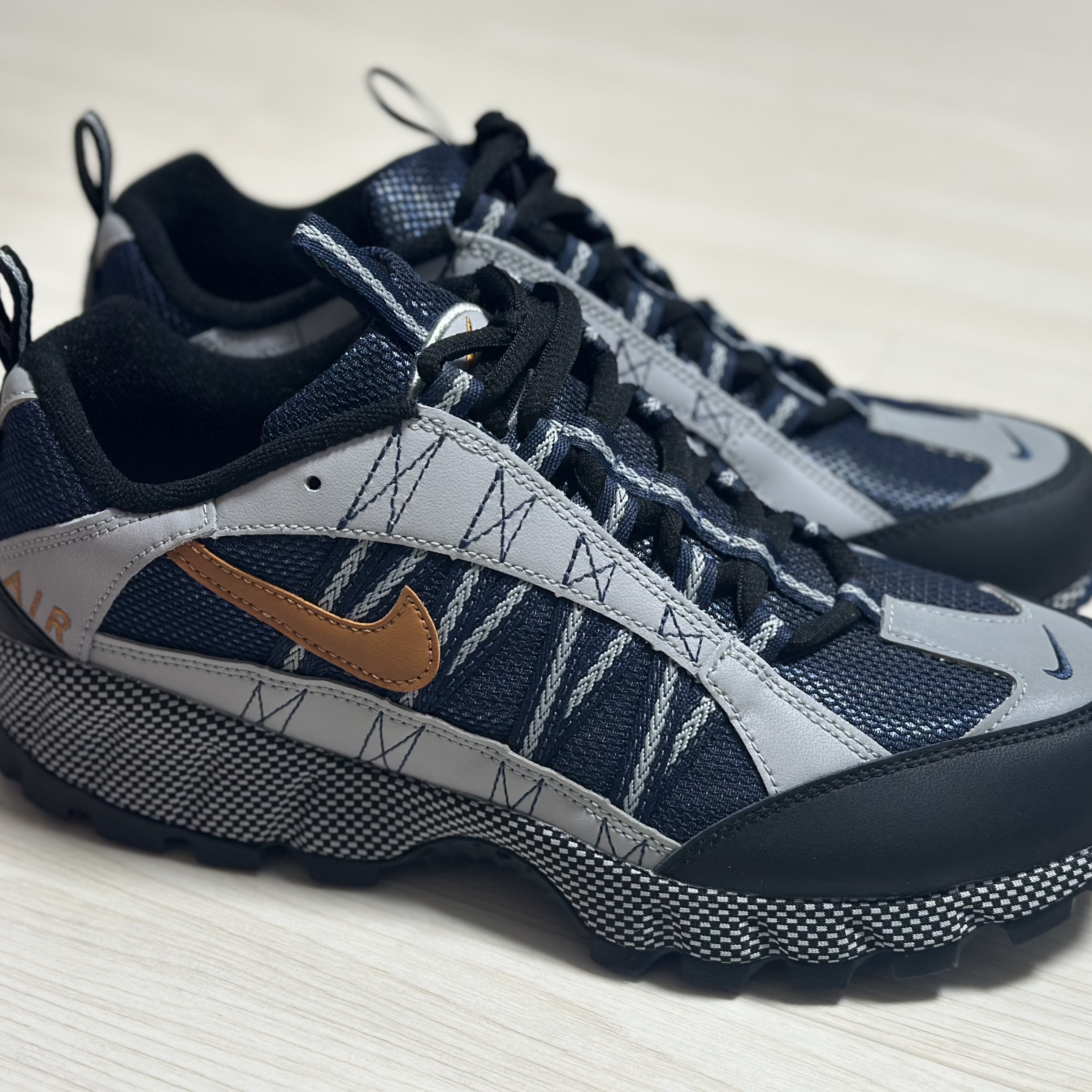 Nike Air Humara Midnight Navy and Obsidian 착용 스타일