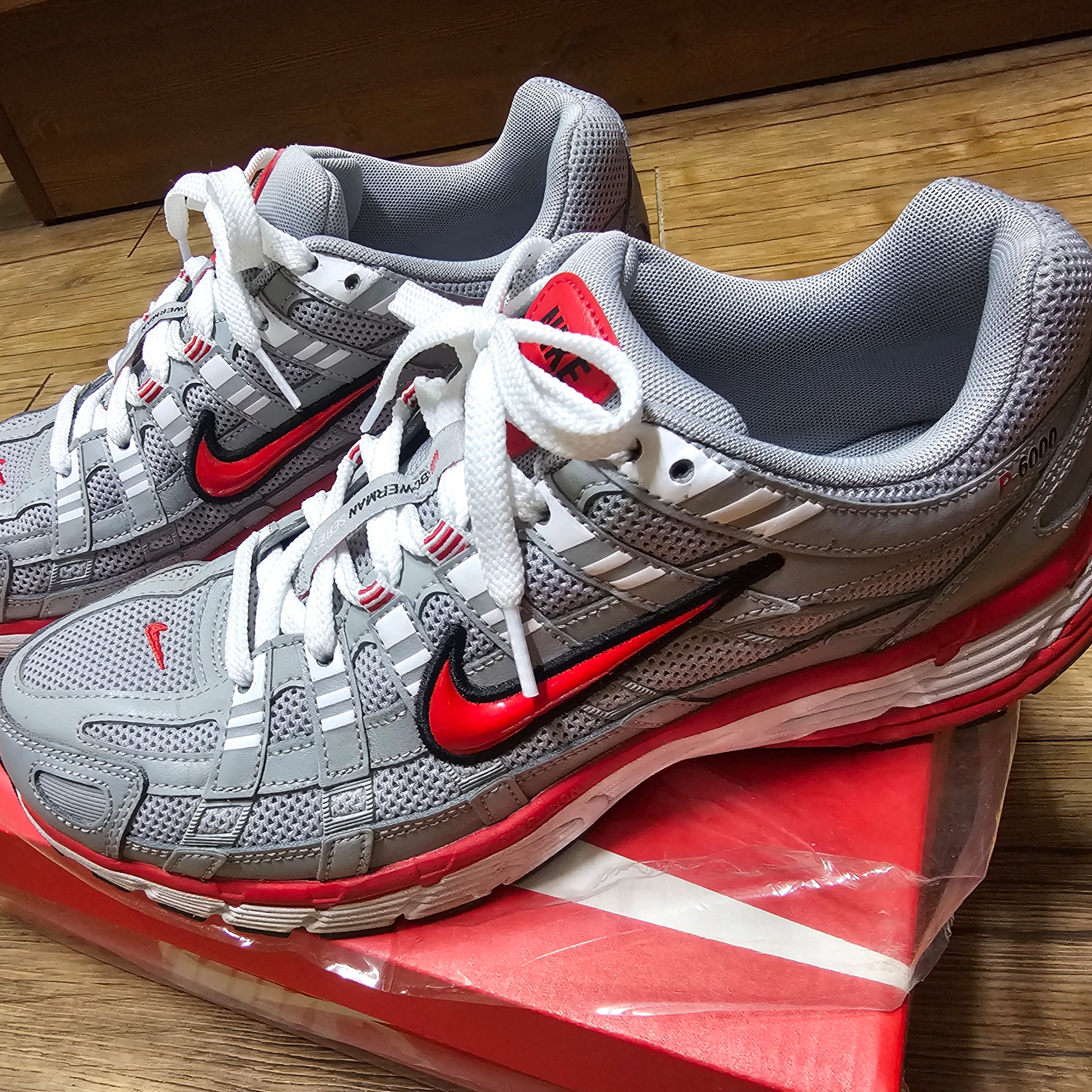 Nike P-6000 Silver Red 착용 스타일 - 1