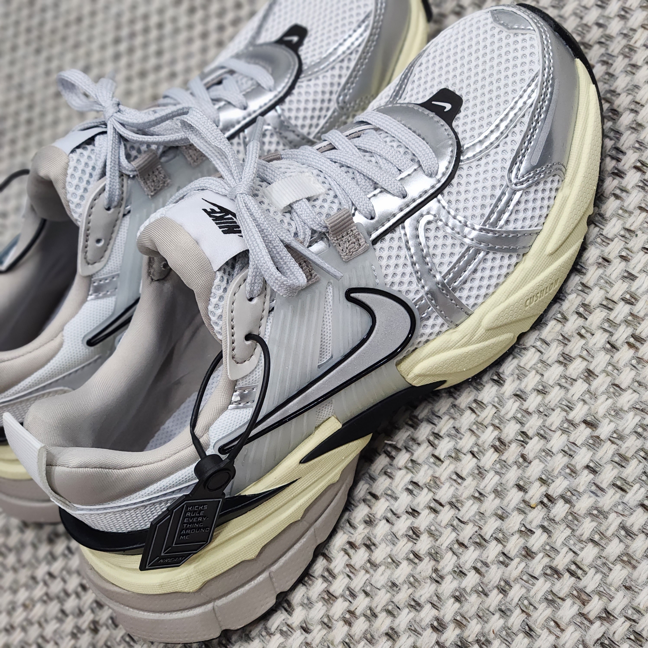 Nike V2K Run Summit White Metallic Silver 착용 스타일