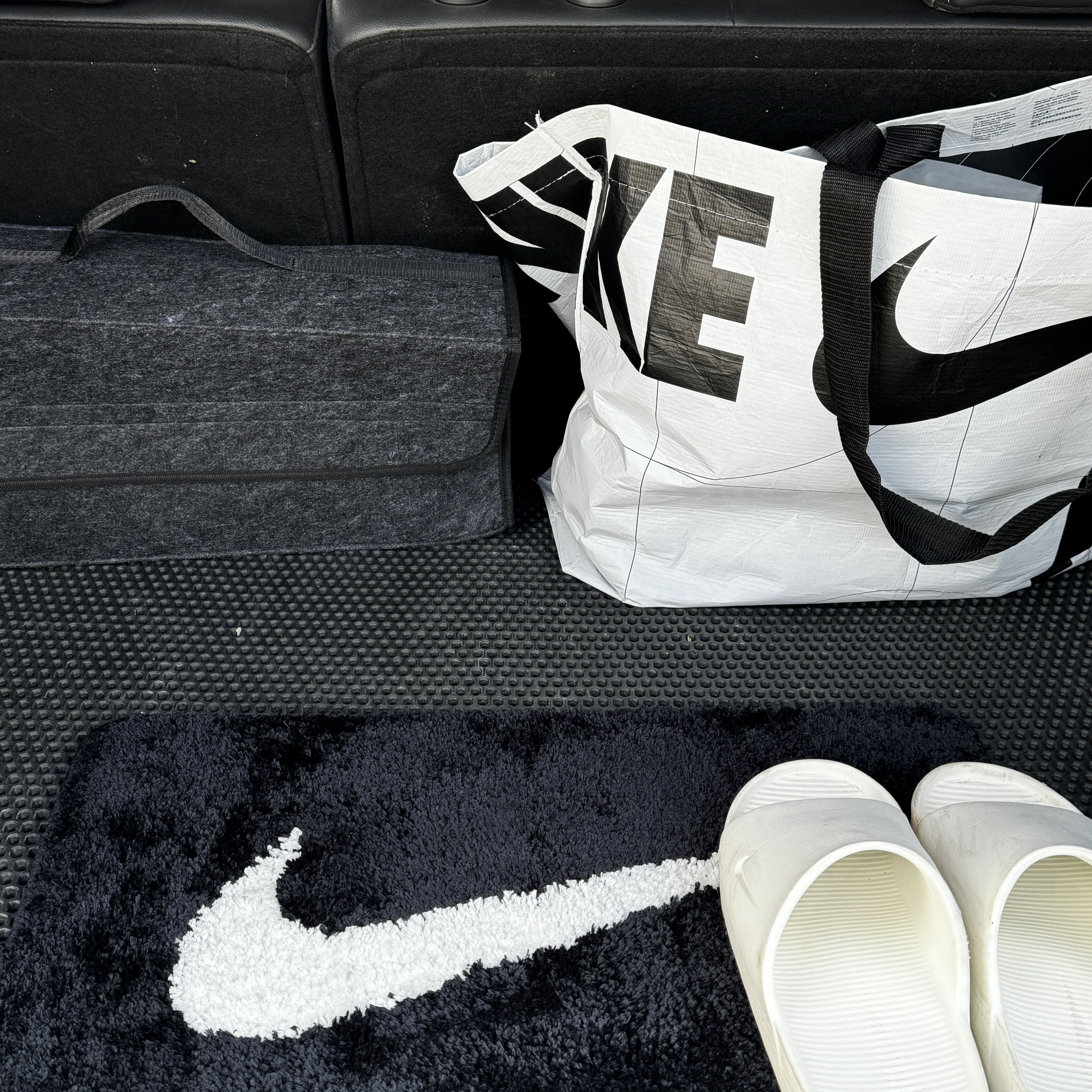 Nike Swoosh Rug Black White 착용 스타일