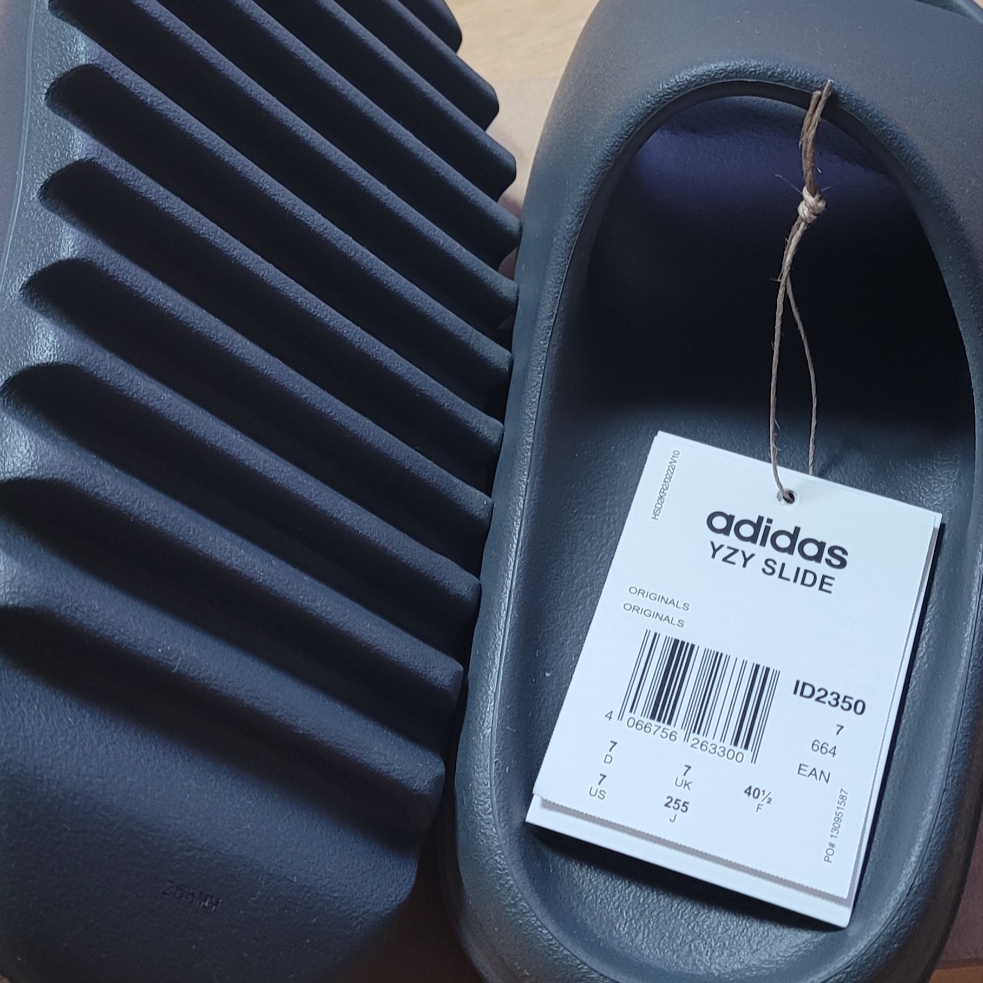 Adidas Yeezy Slide Slate Grey 착용 스타일