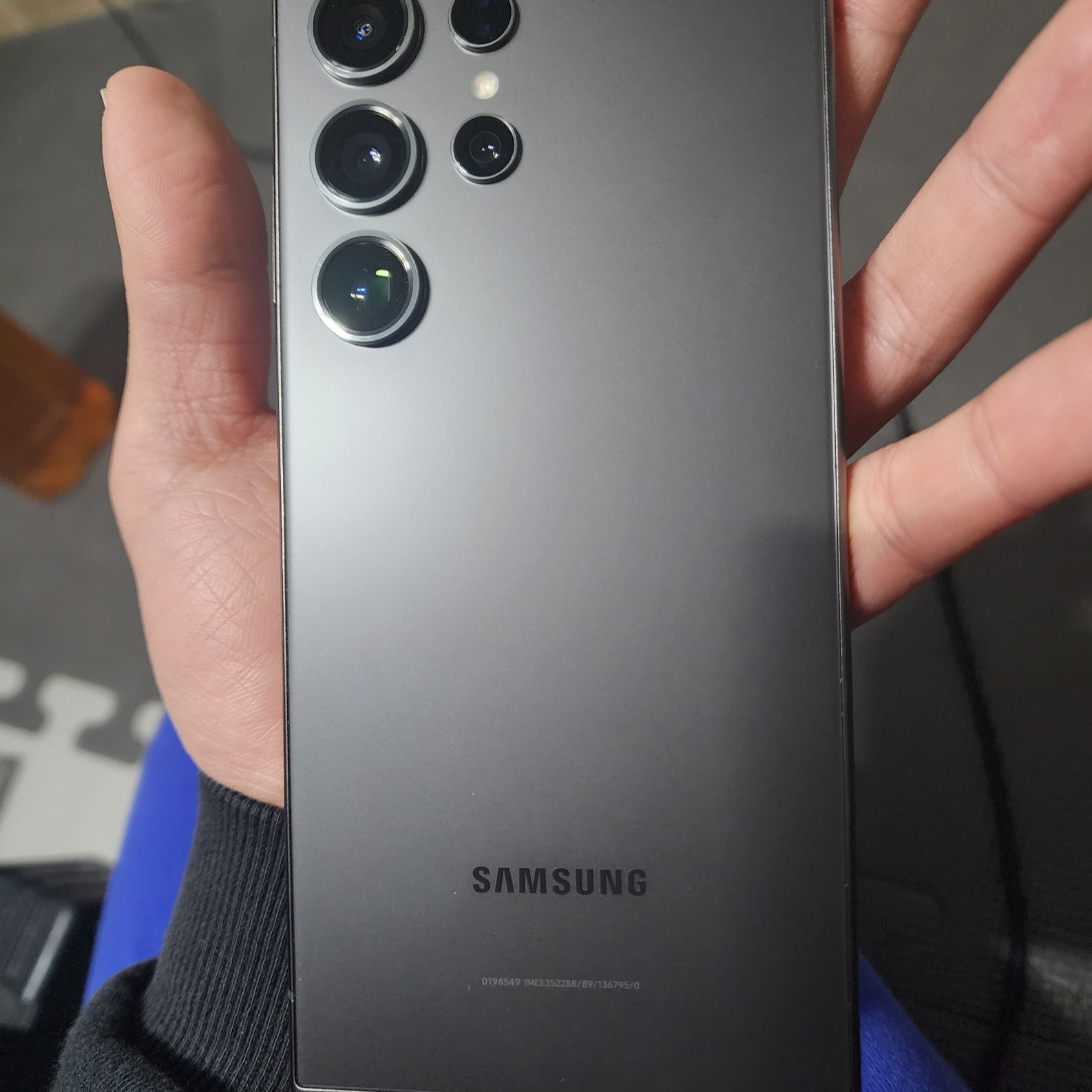 Samsung Galaxy S24 Ultra 512GB Titanium Black (Korean Ver.) 착용 스타일 - 2