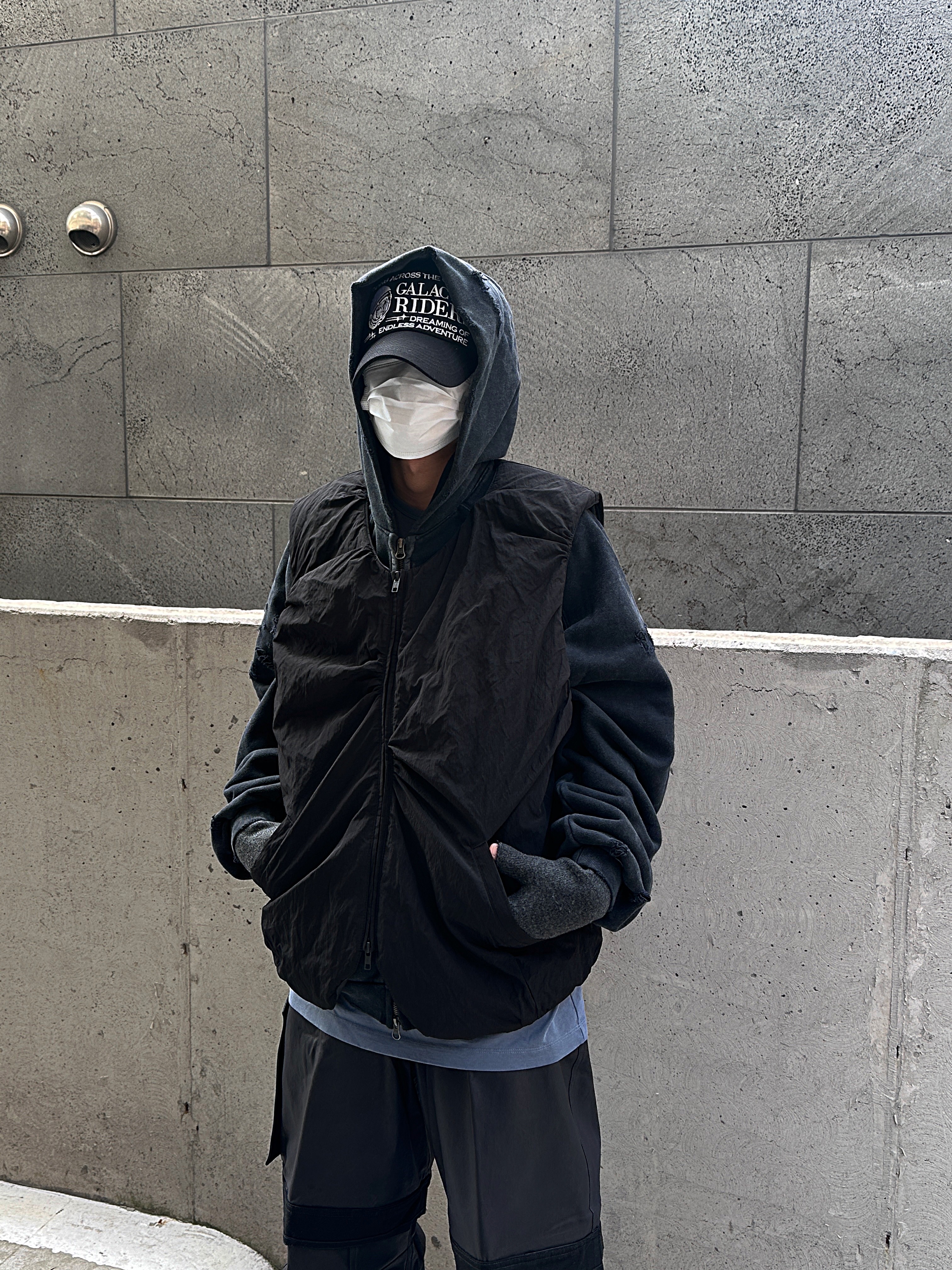 Nonnod Puckering Padded Vest Matt Black, Farfromwhat Far Layered Work Pants Coated Black 착용 스타일 - 3