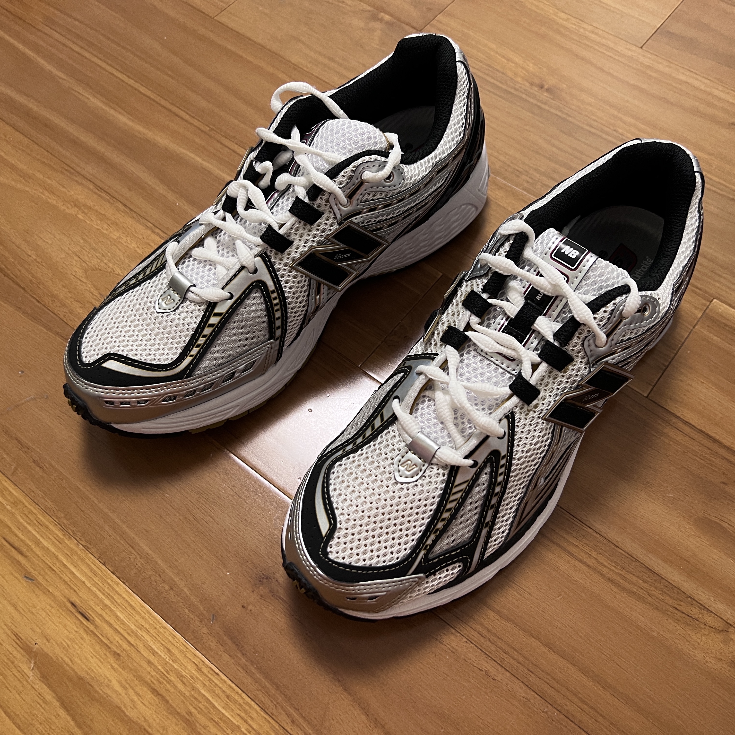 New Balance 1906R White Gold 착용 스타일