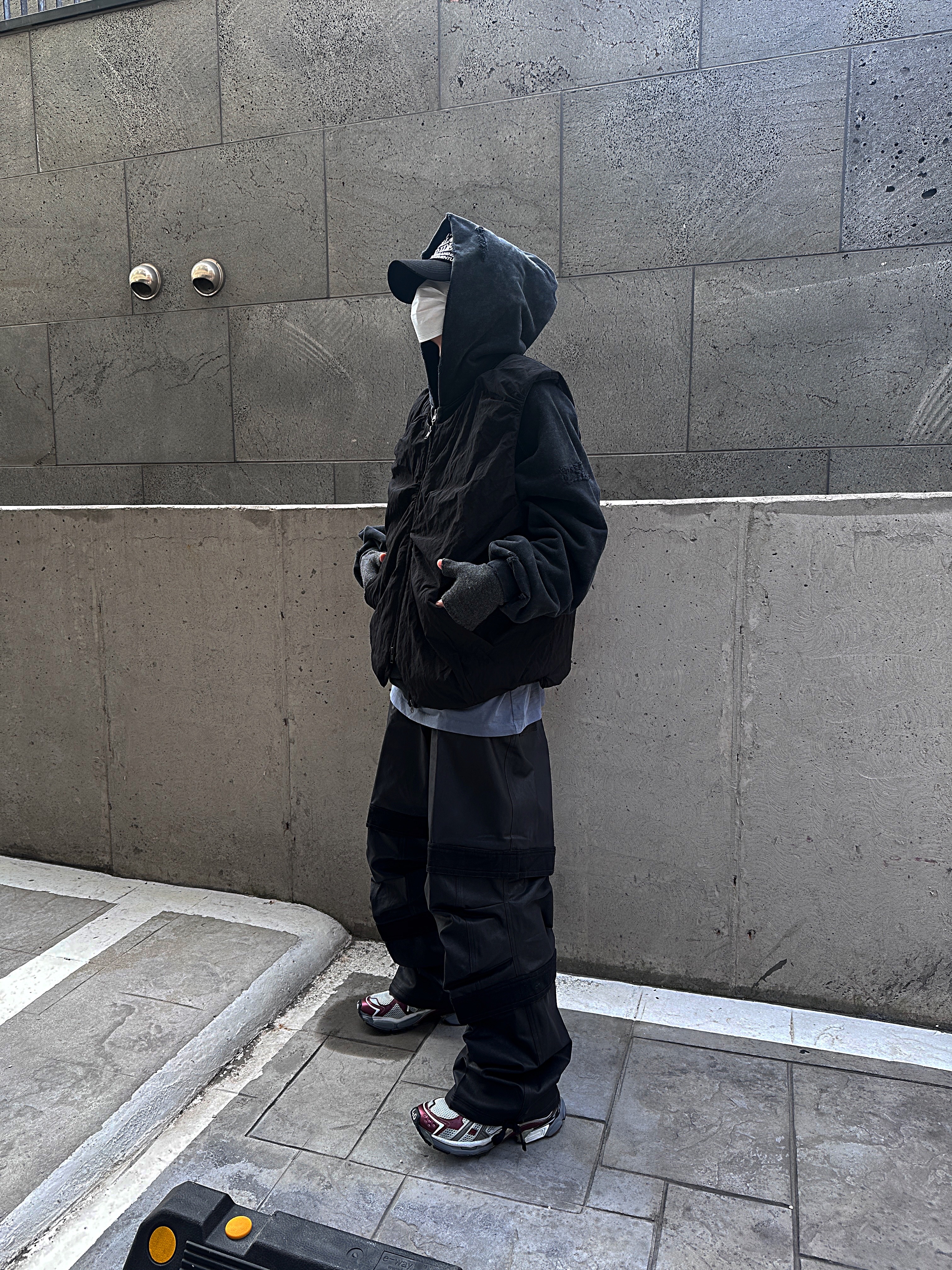 Nonnod Puckering Padded Vest Matt Black, Farfromwhat Far Layered Work Pants Coated Black 착용 스타일 - 2