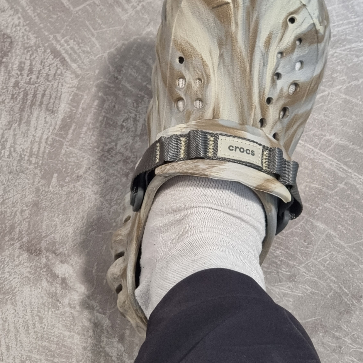 Crocs Echo Marbled Clog Bone Multi 착용 스타일 - 2