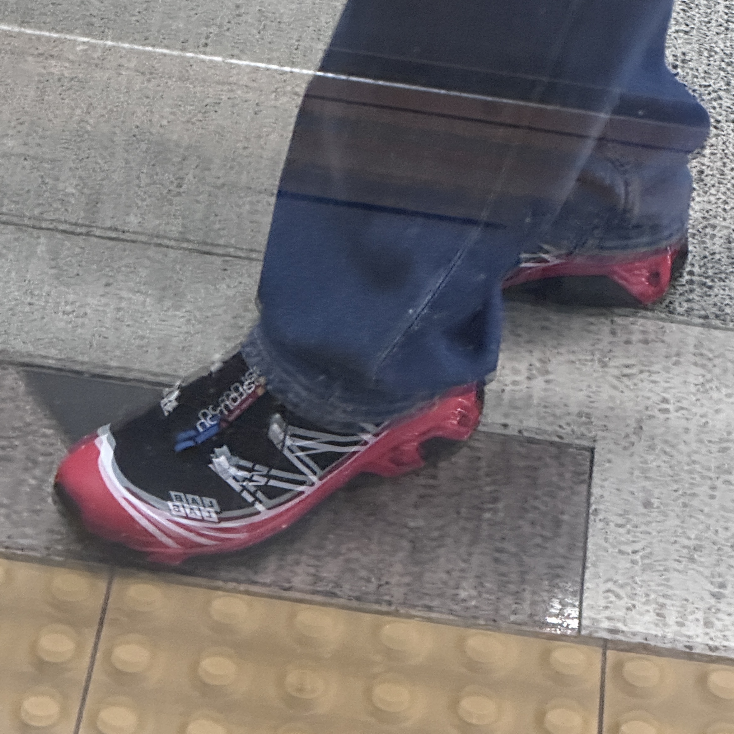 Salomon XT-6 ADV Black Racing Red 착용 스타일