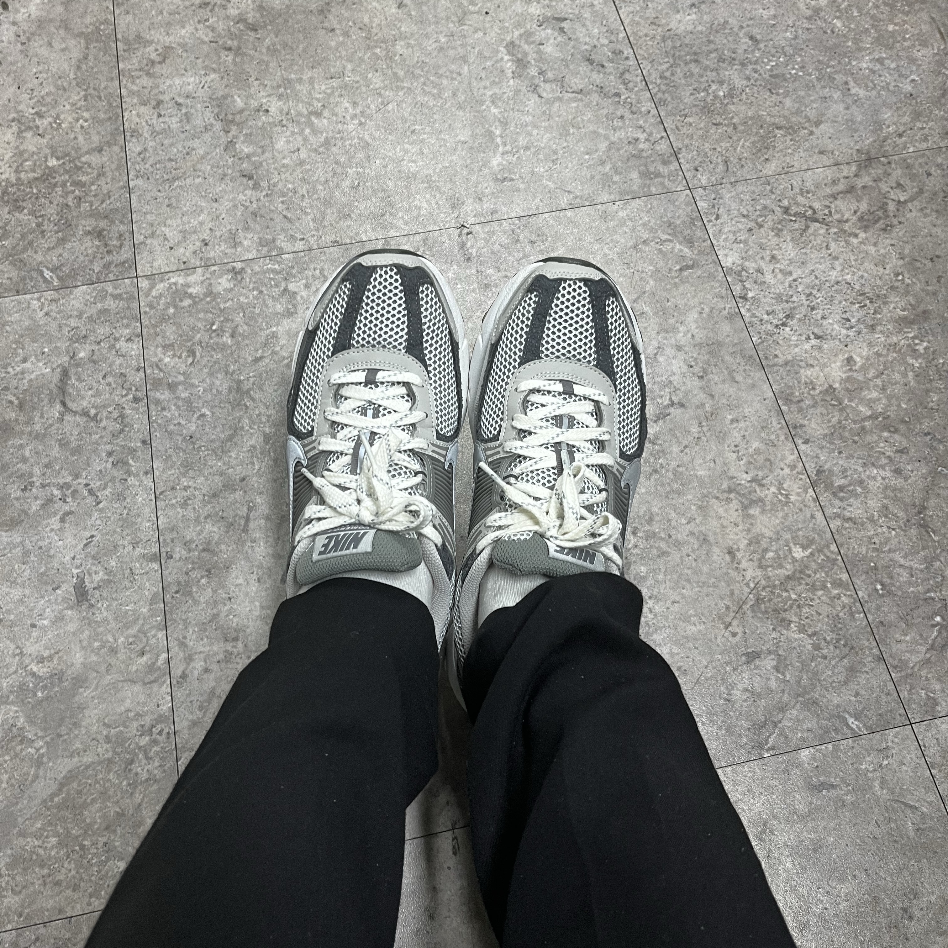 Nike Zoom Vomero 5 PRM Light Iron Ore and Flat Fewter 착용 스타일