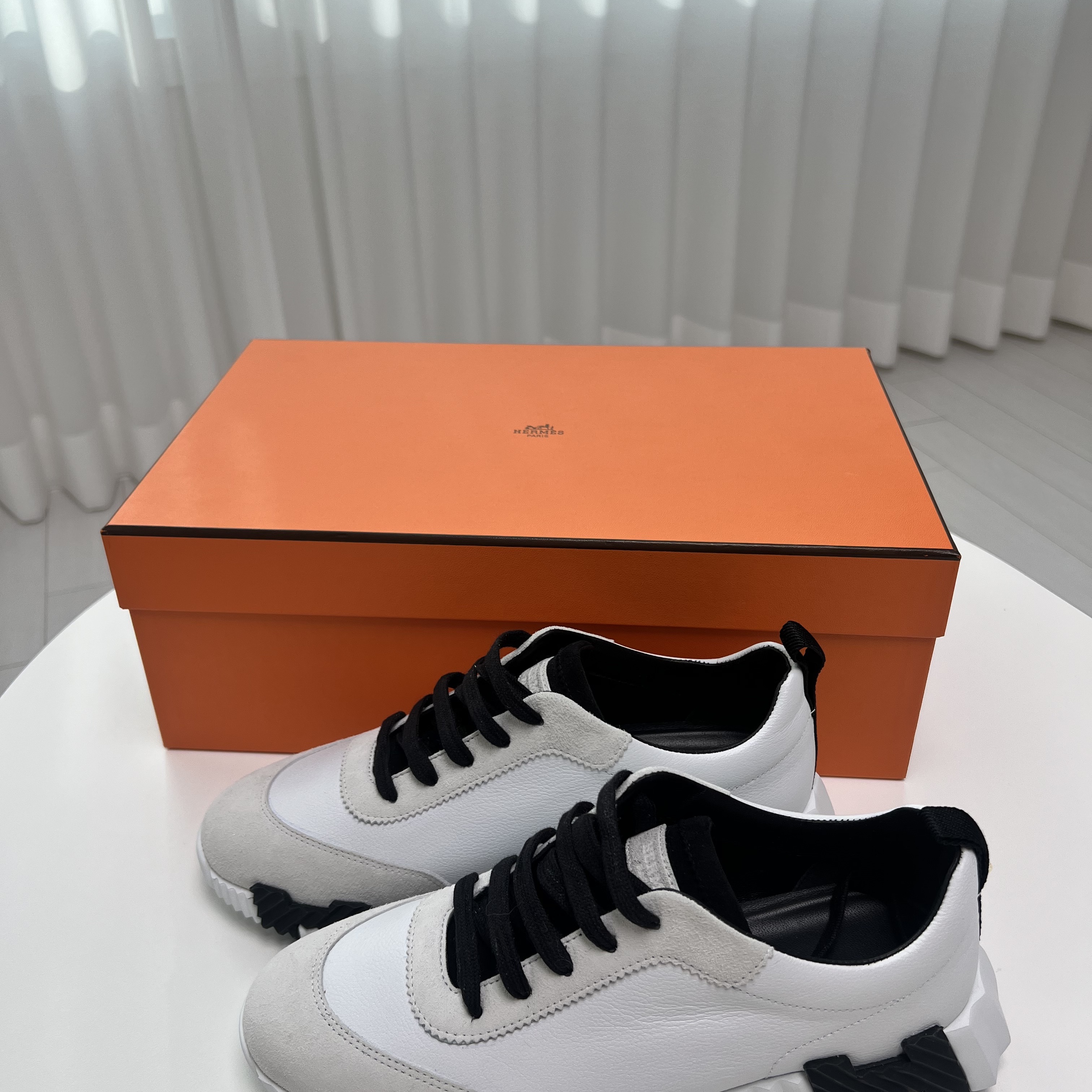 (W) Hermes Bouncing Sneakers Sport Suede Goatskin & Blanc Noir 착용 스타일