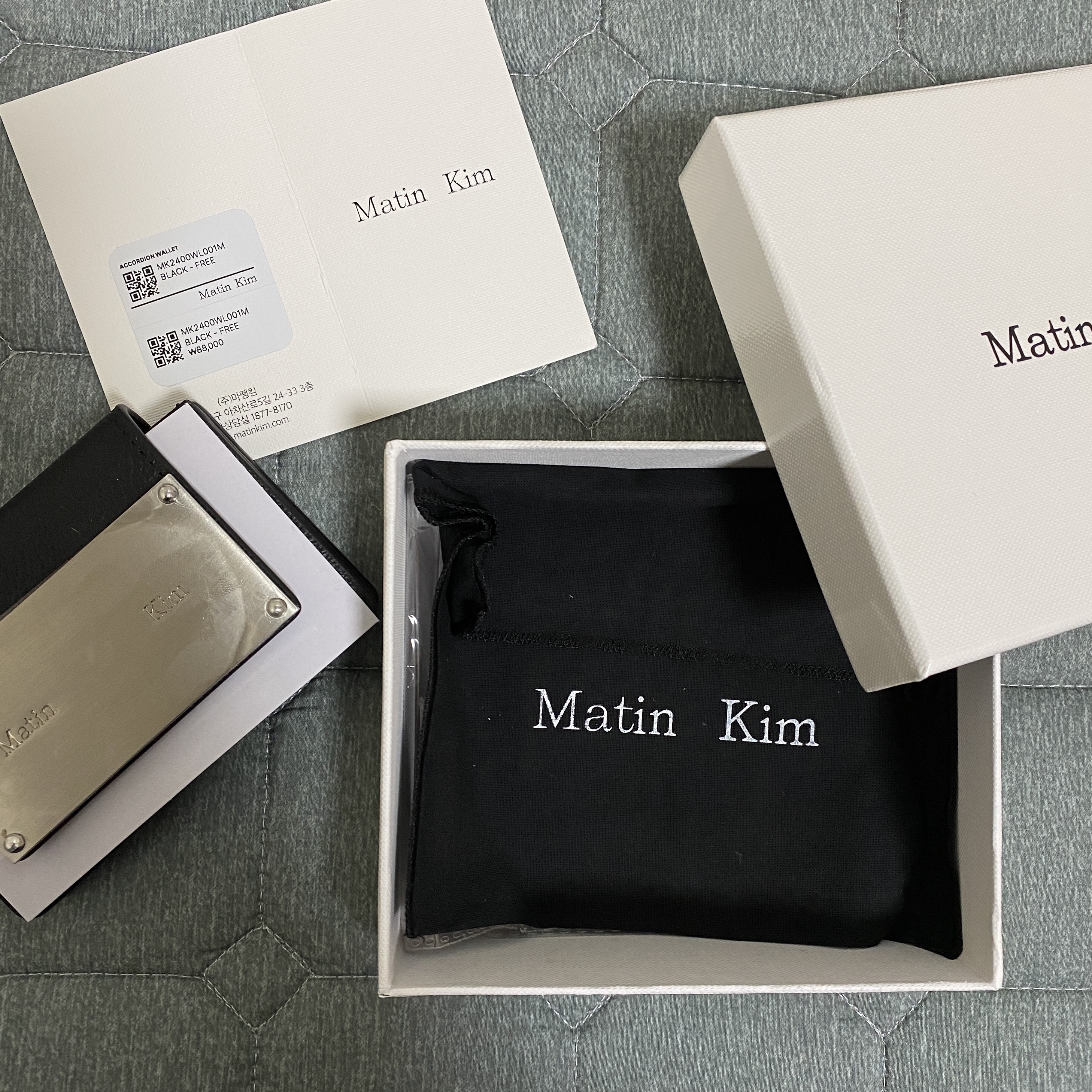Matin Kim Accordion Wallet Black 착용 스타일