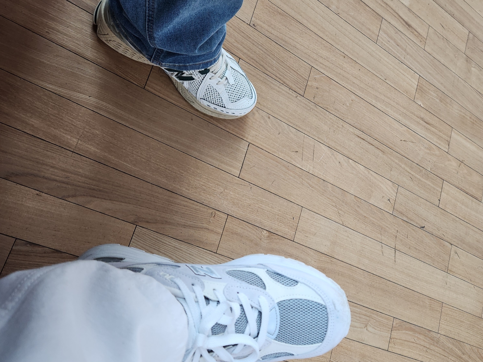 New Balance 992 Made in USA White Silver 착용 스타일 - 2