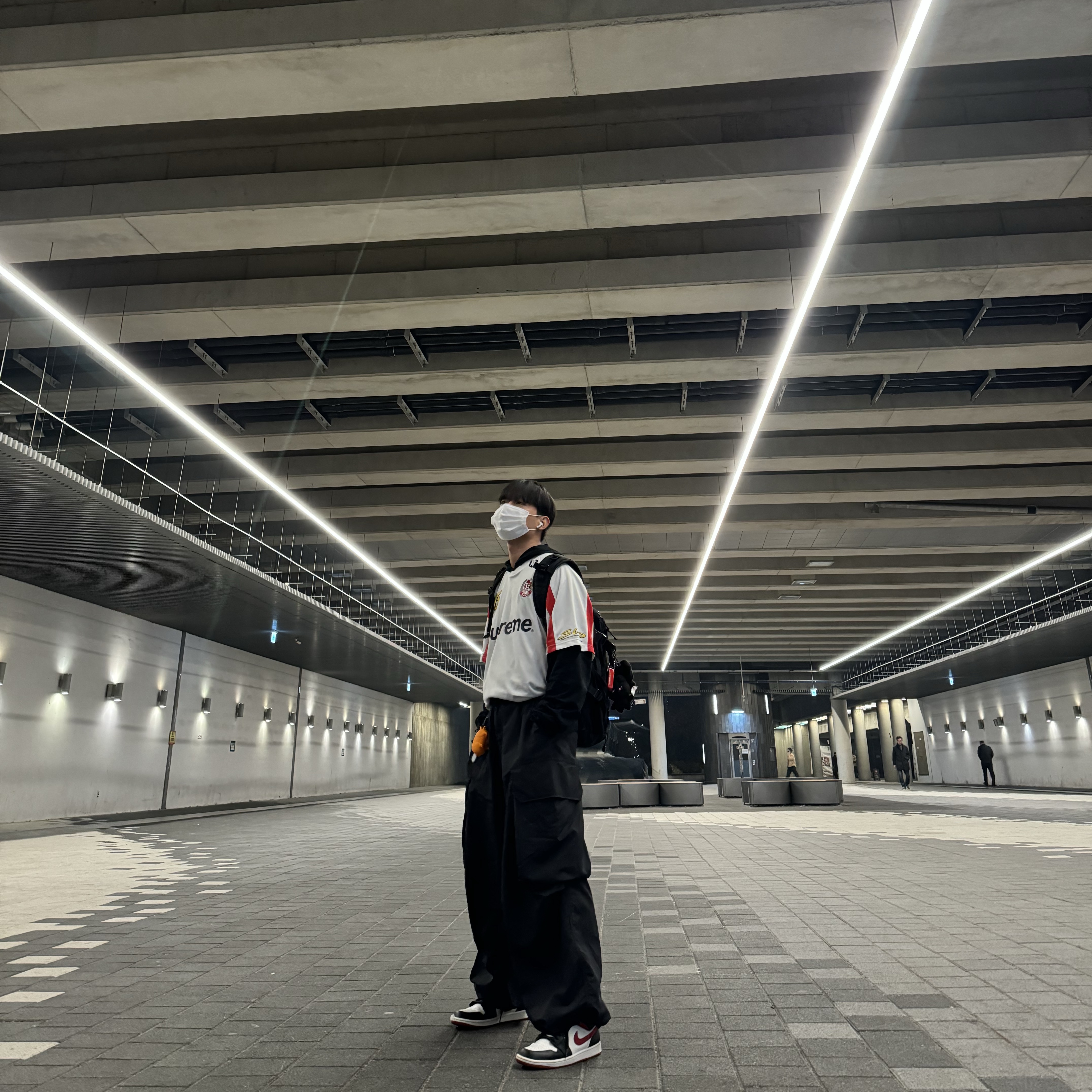 Supreme Hooded Soccer Jersey White - 23FW, Jordan 1 Mid Gym Red Black White 착용 스타일 - 1