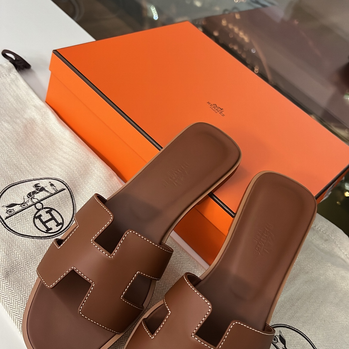 (W) Hermes Oran Sandal Calfskin & Gold Piqures Ecrues 착용 스타일