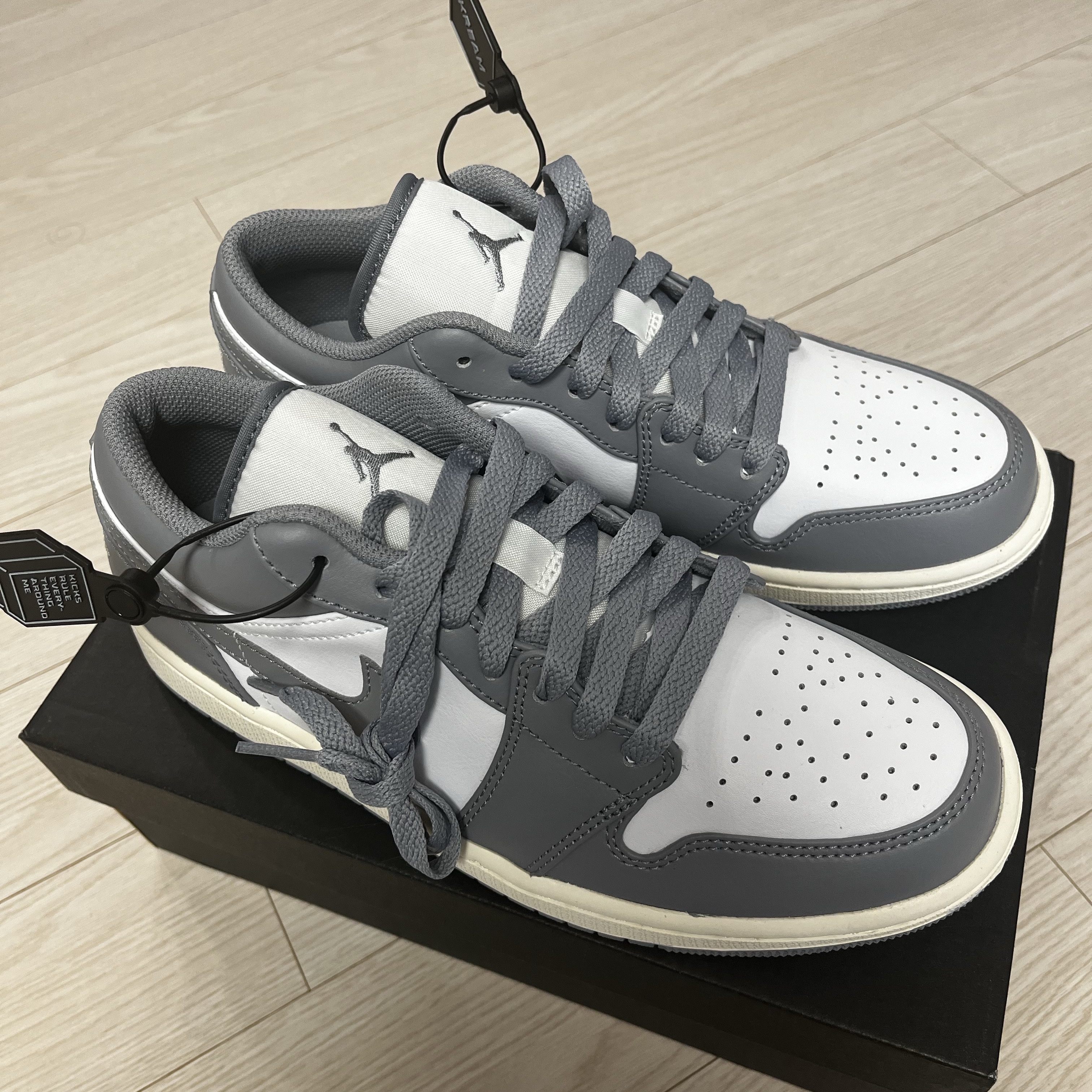 Jordan 1 Low Stealth and White 착용 스타일