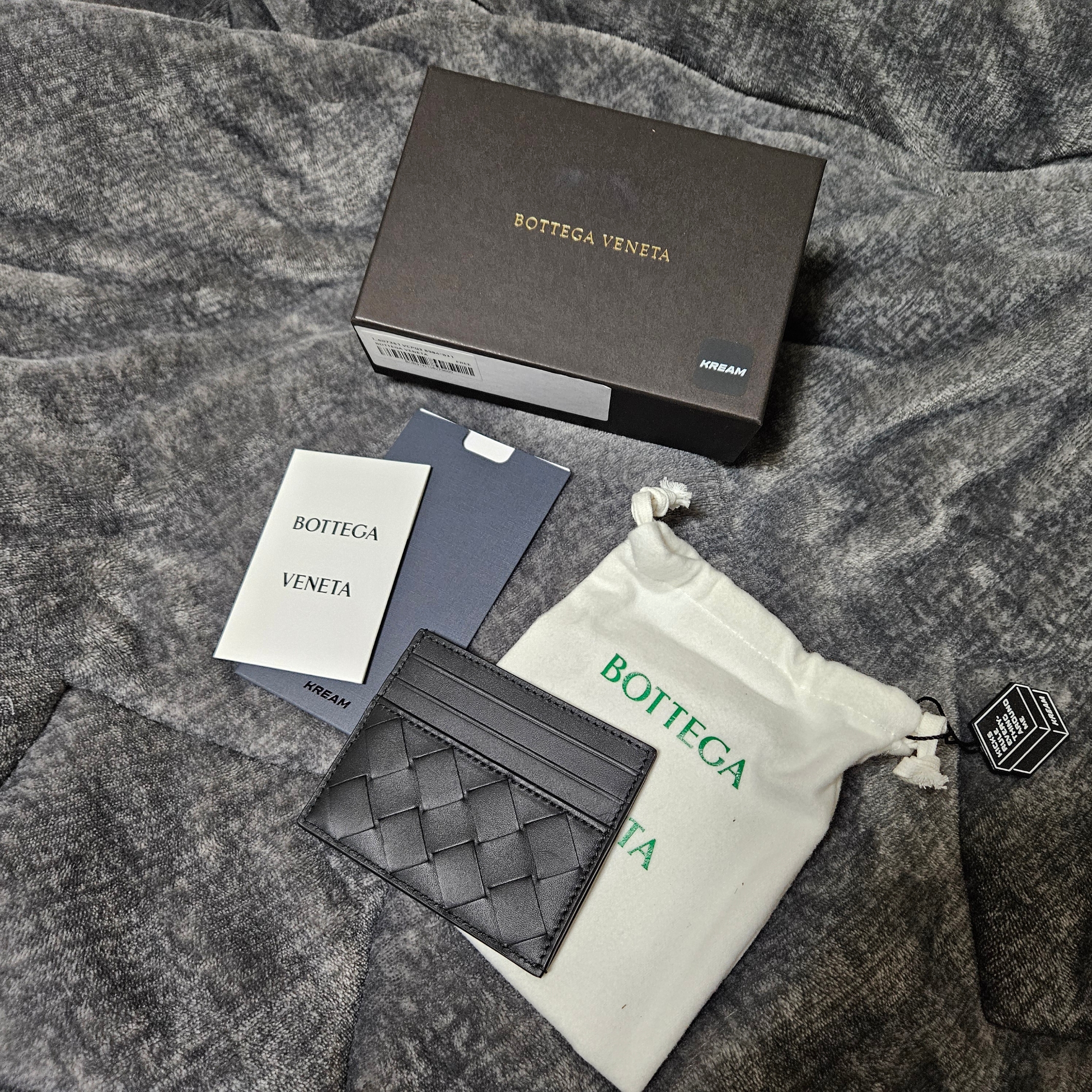 Bottega Veneta Card Case Black 착용 스타일 - 1