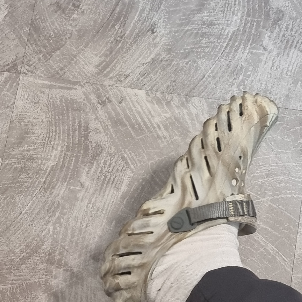 Crocs Echo Marbled Clog Bone Multi 착용 스타일 - 1