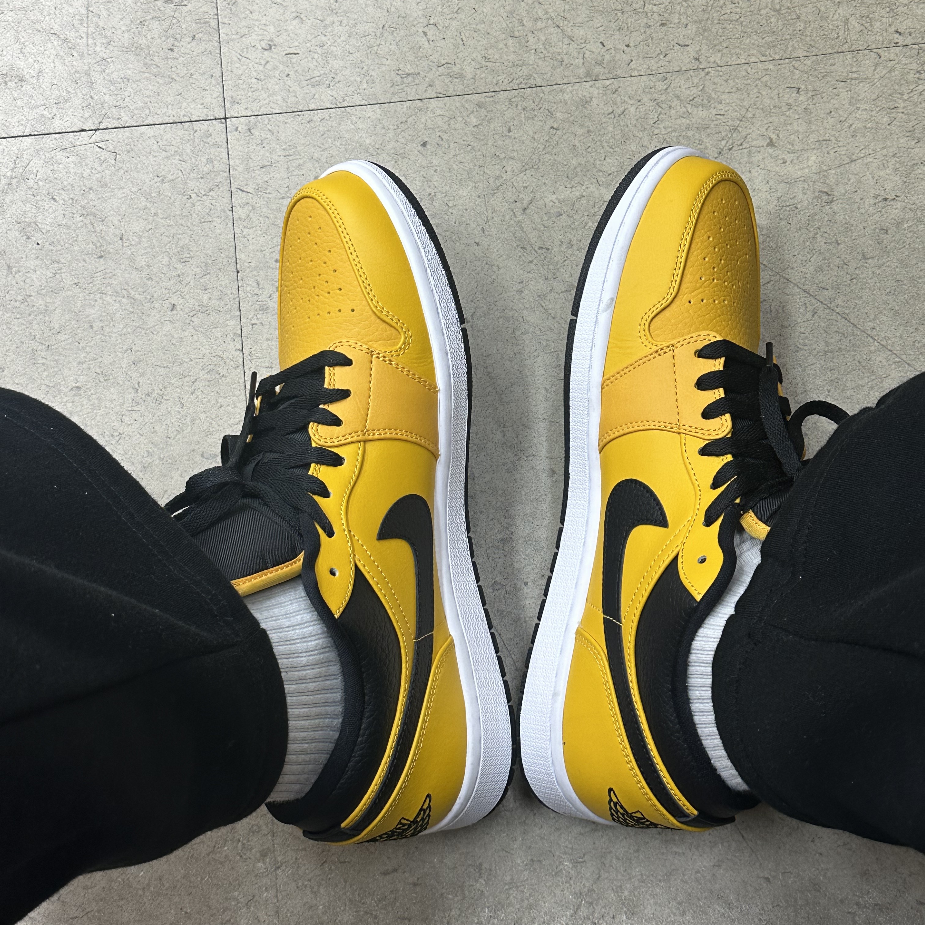 Jordan 1 Low University Gold Black 착용 스타일
