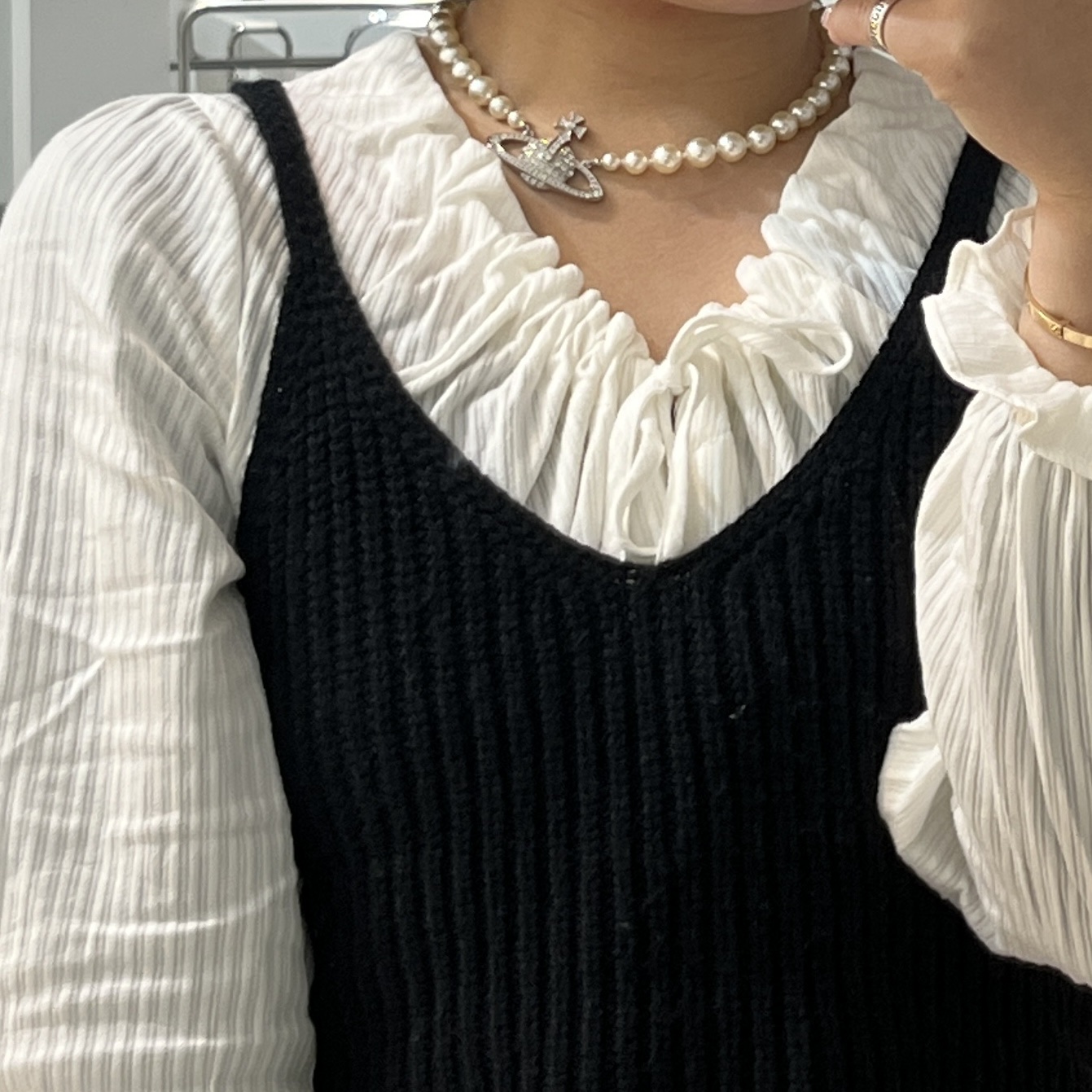 Vivienne Westwood One Row Pearl Bas Relief Choker Silver 착용 스타일