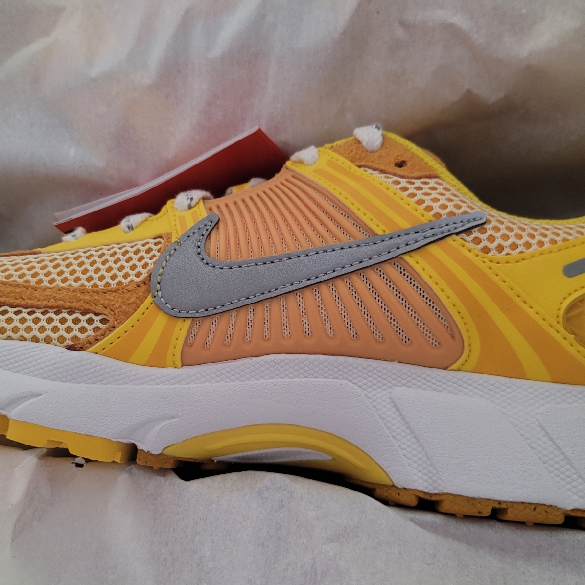 Nike Zoom Vomero 5 Yellow Ochre 착용 스타일
