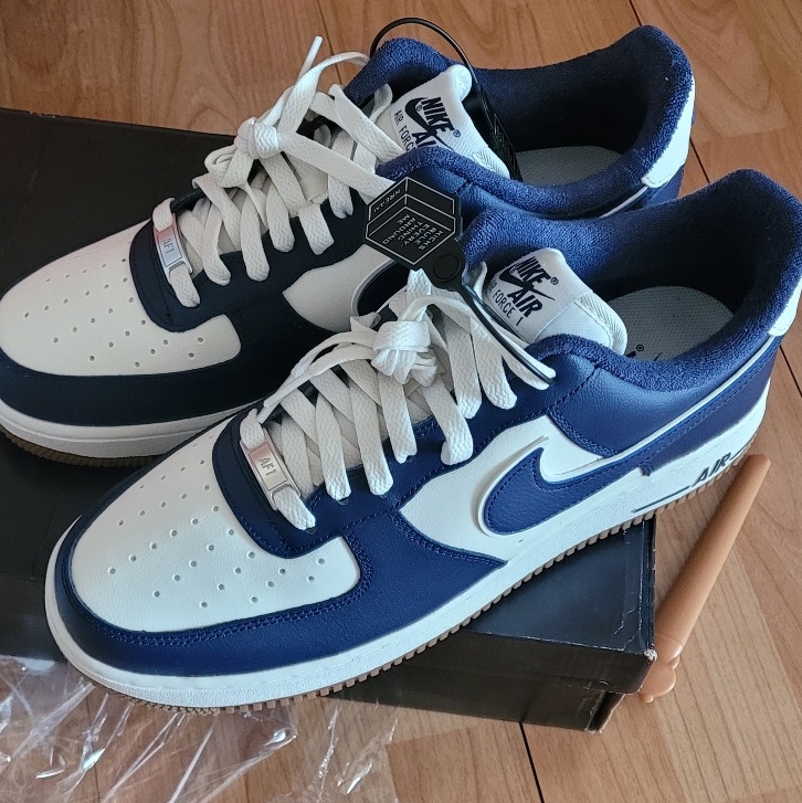 Nike Air Force 1 '07 LV8 Midnight Navy 착용 스타일