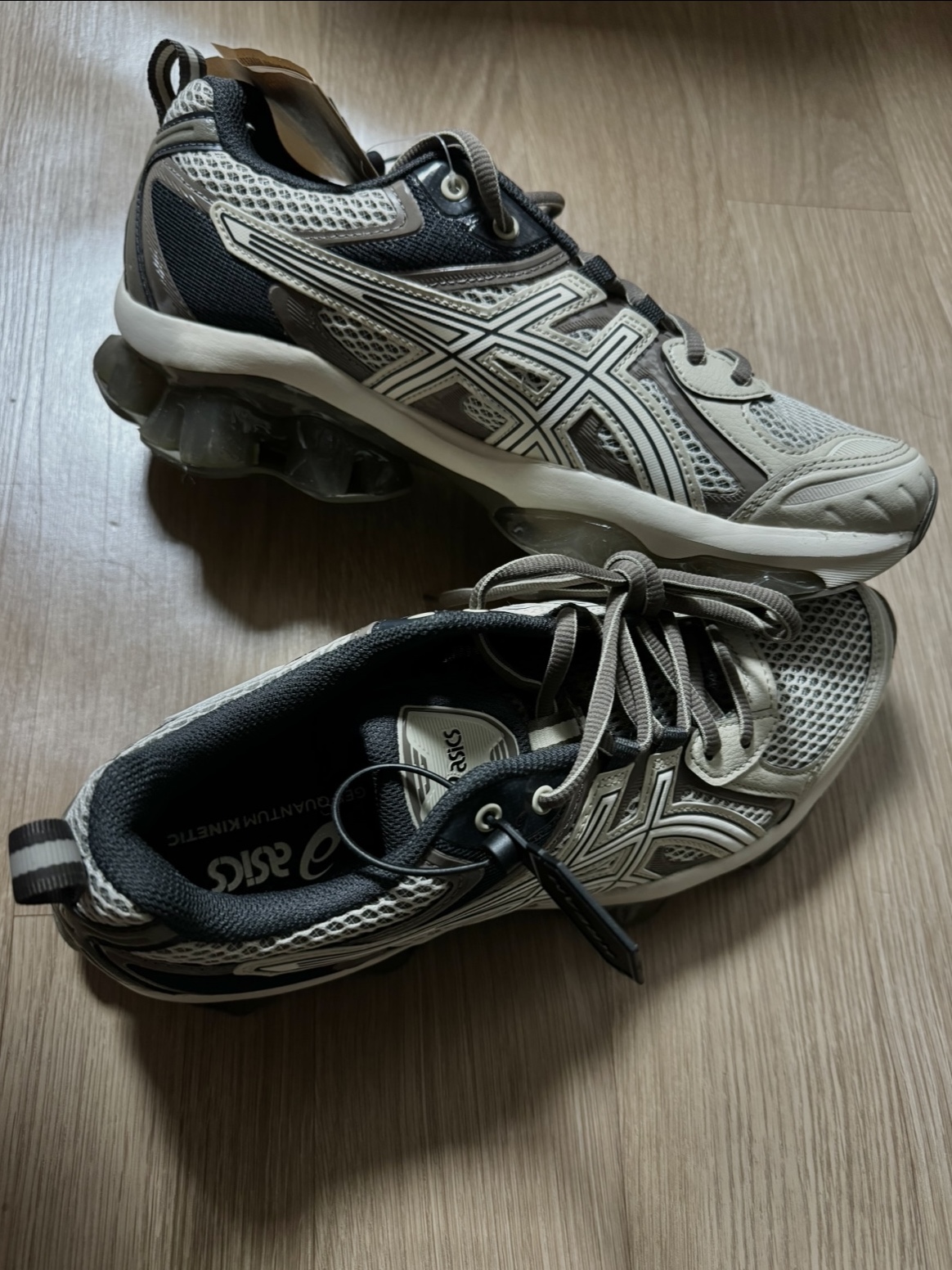 Asics Gel-Quantum Kinetic Birch Dark Taupe 착용 스타일 - 1