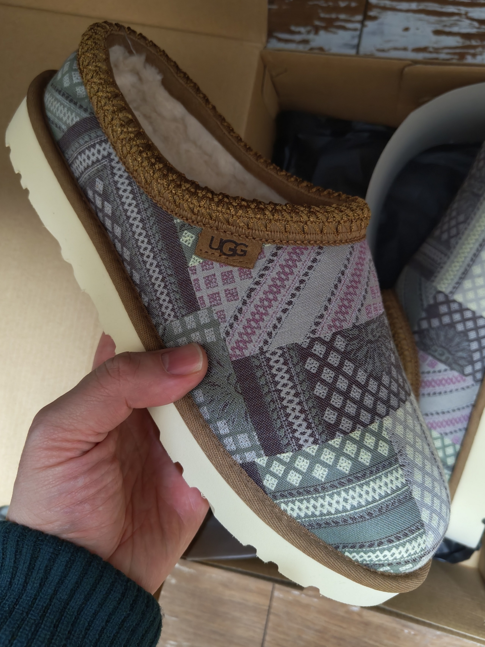 UGG Tasman Taz Sash Multi 착용 스타일