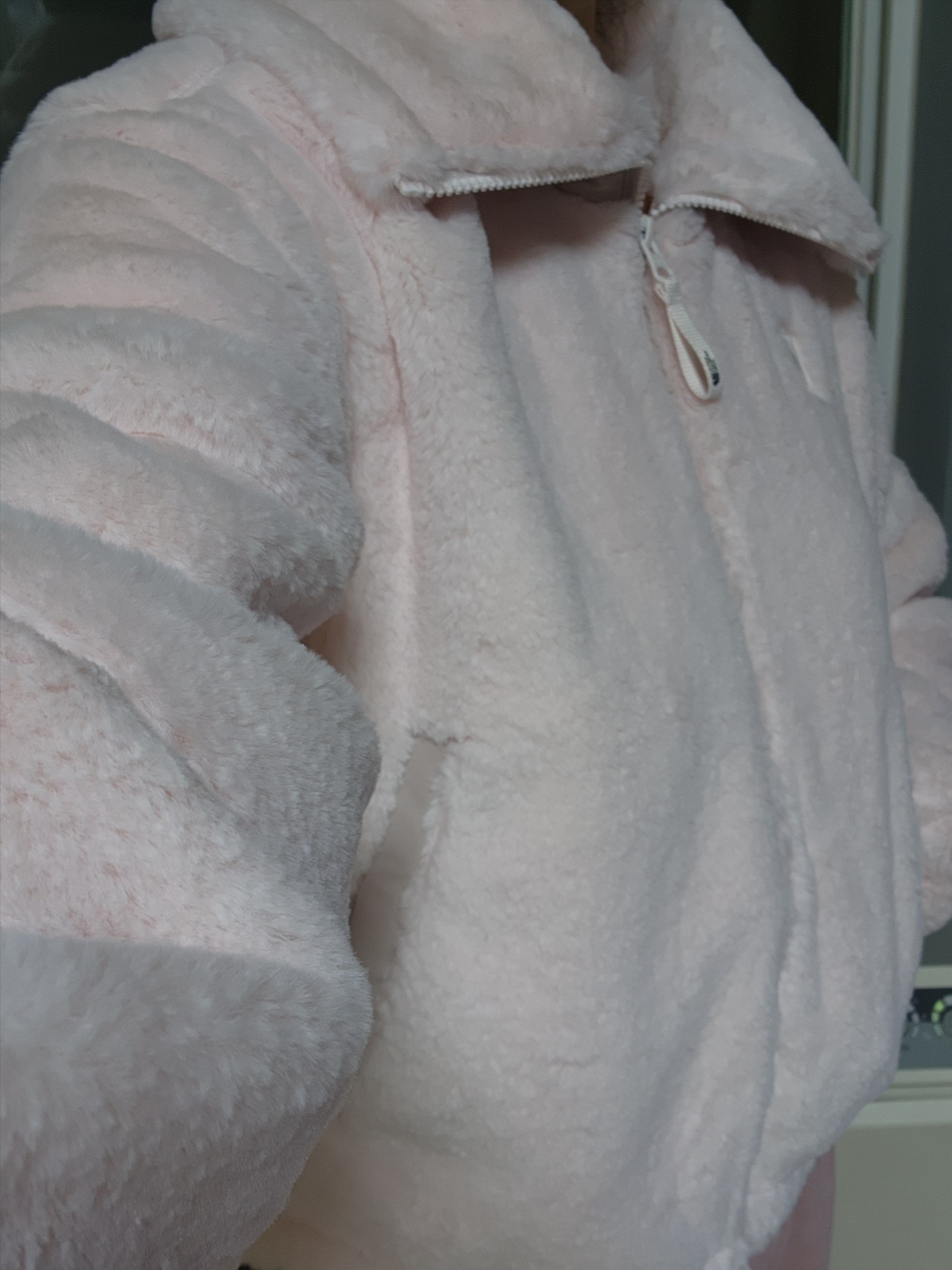 (W) The North Face White Label Puffy Fleece Jacket Pale Peach 착용 스타일