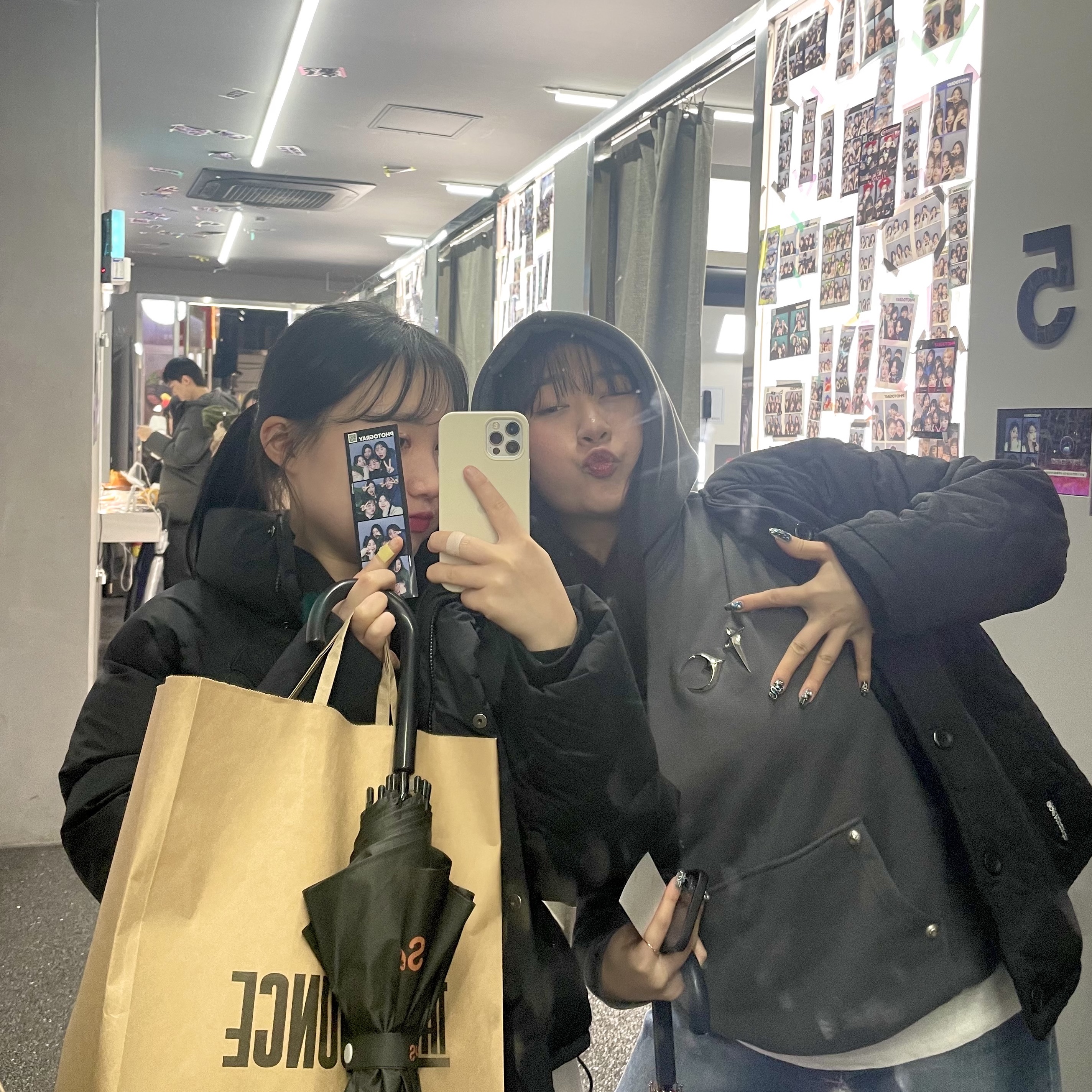 떠그 클럽 아머 후드 그레이 착용 스타일 - 1