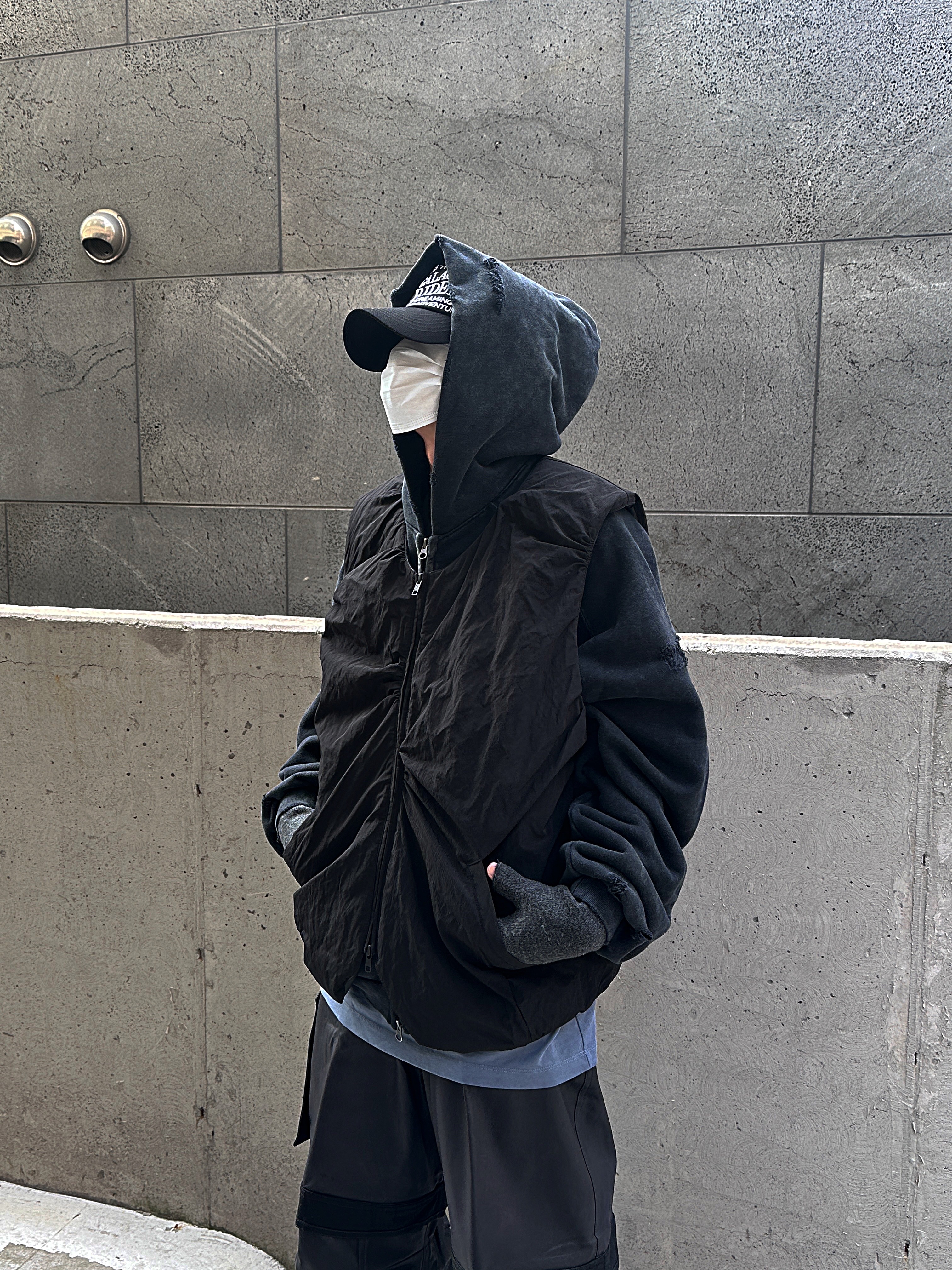 Nonnod Puckering Padded Vest Matt Black, Farfromwhat Far Layered Work Pants Coated Black 착용 스타일 - 4