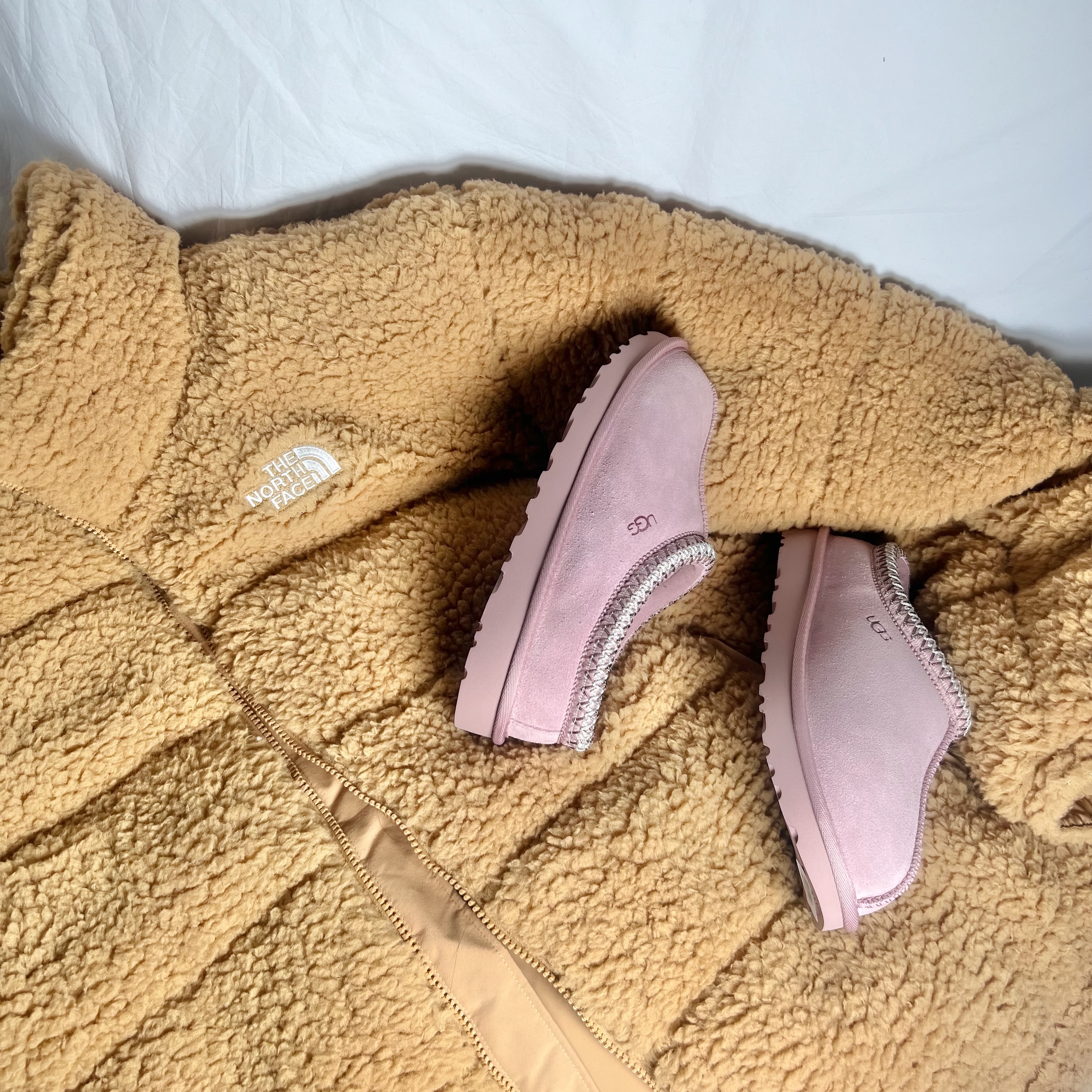 (W) UGG Tasman Slipper Lavender Shadow, (W) The North Face High Pile TNF Jacket 2000 Almond Butter 착용 스타일