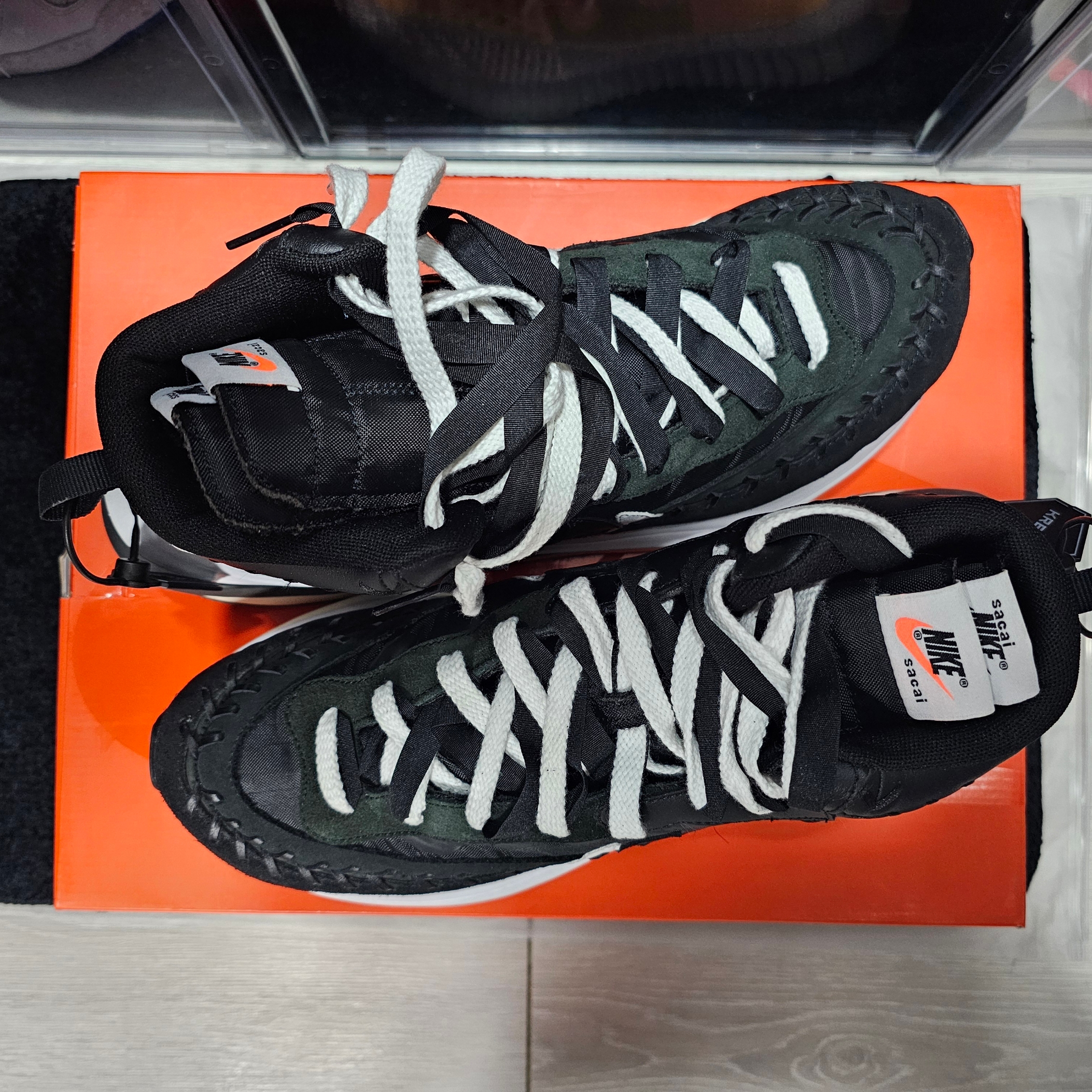 Nike x Sacai x Jean Paul Gaultier VaporWaffle Black White 착용 스타일 - 3