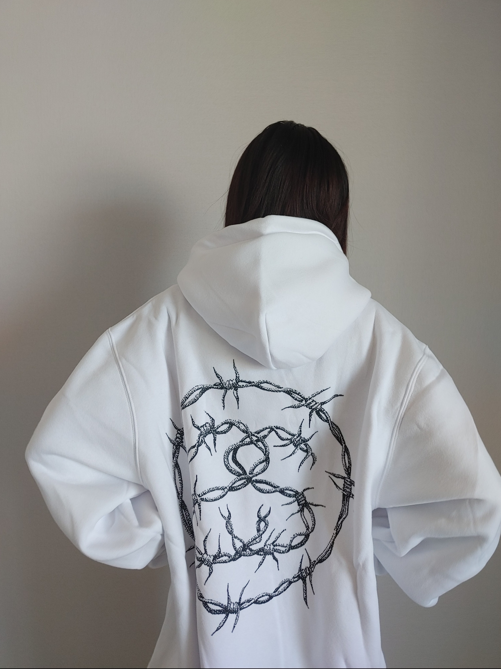 Stussy Barb Hoodie White 착용 스타일