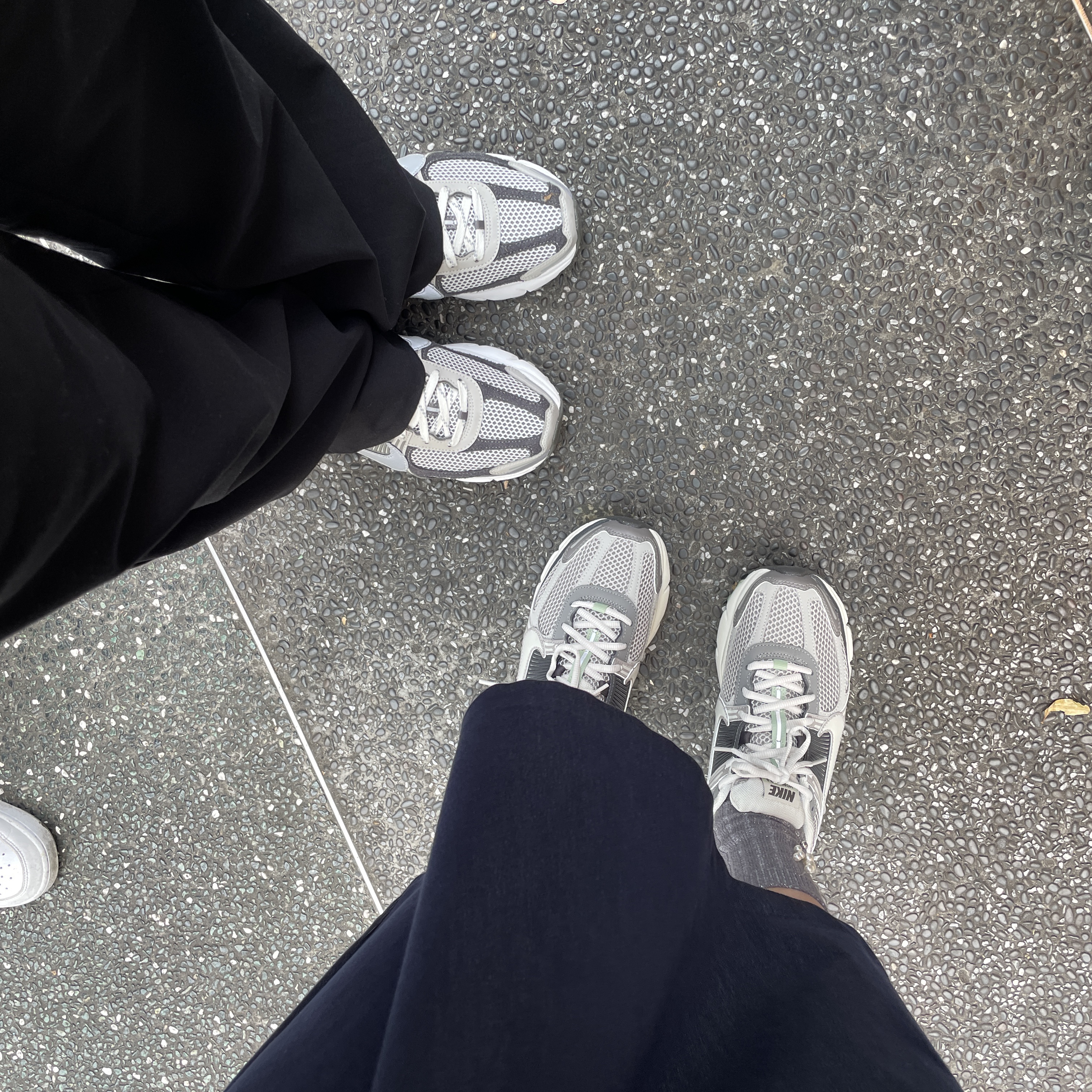 (W) Nike Zoom Vomero 5 Cobblestone and Flat Pewter, Nike Zoom Vomero 5 PRM Light Iron Ore and Flat Fewter 착용 스타일
