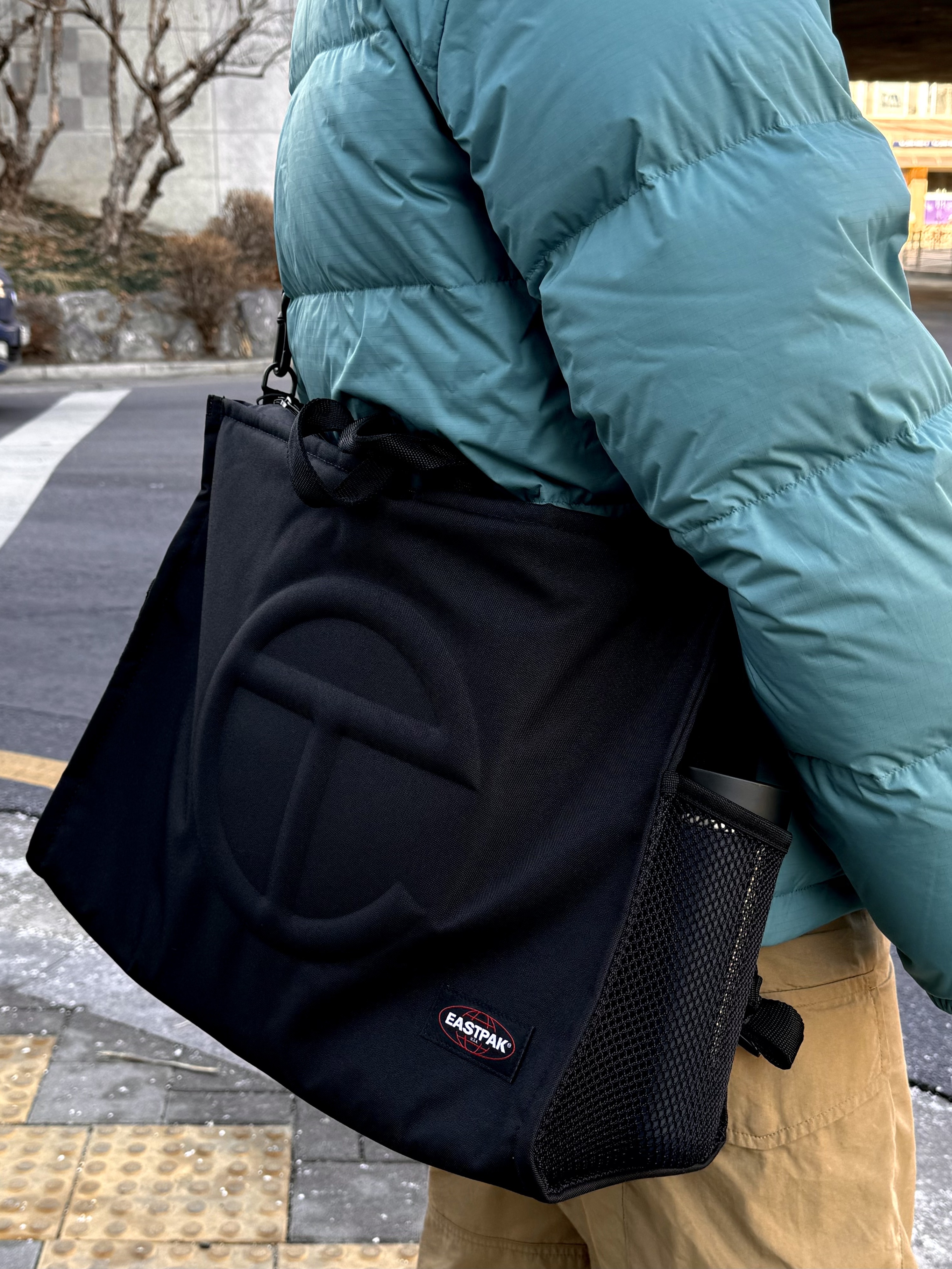 Telfar x Eastpak Large Shopper Black 착용 스타일 - 2