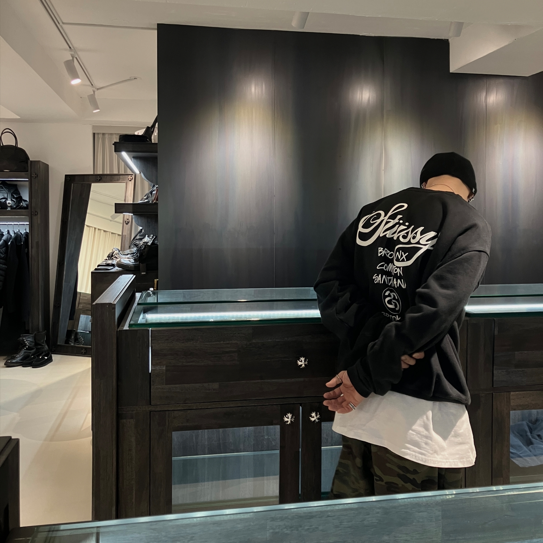 Stussy World Tour Crew Black 2023 착용 스타일