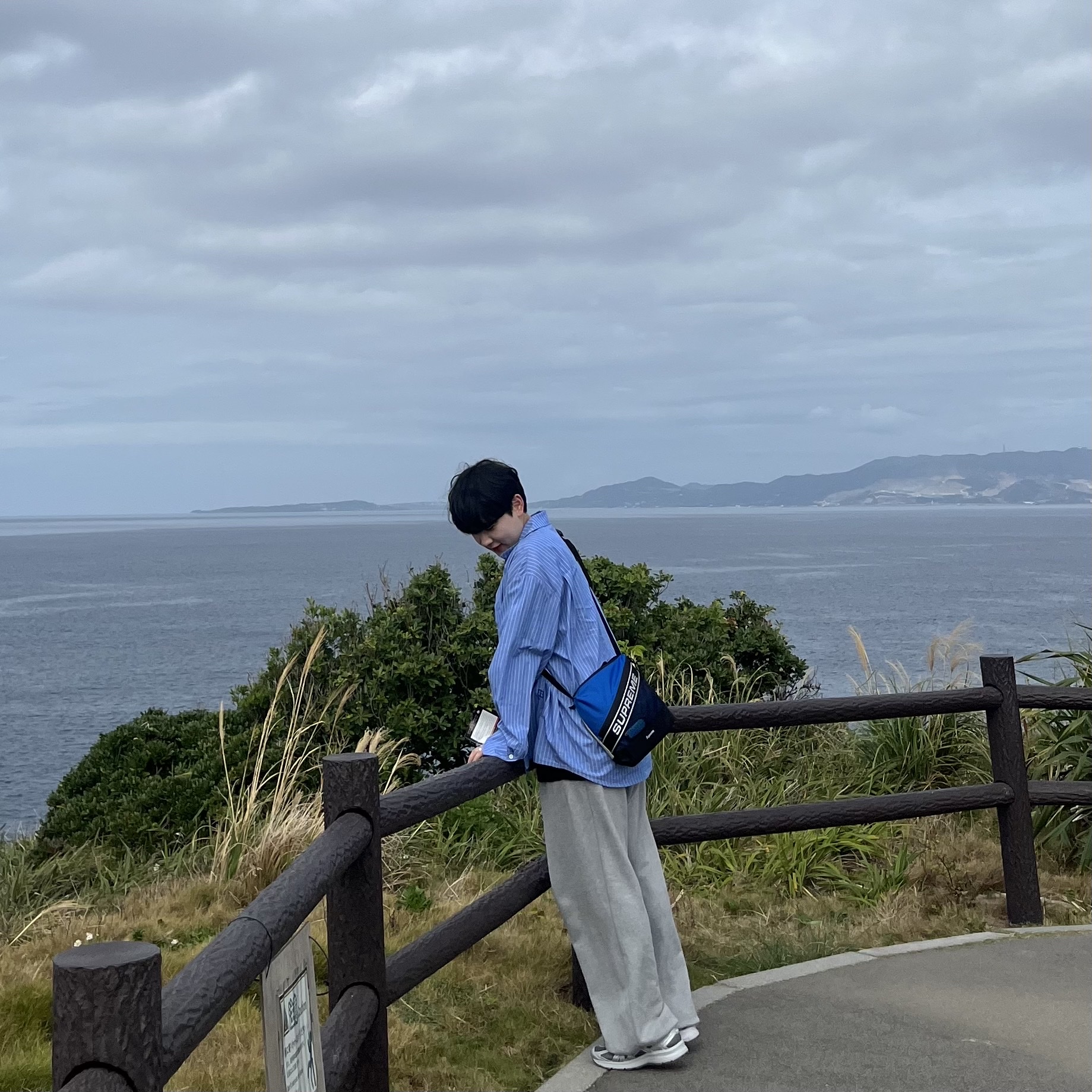 Supreme Shoulder Bag Blue - 23FW, Ader Error Sig; TRS/BL Tag Shirt 01 Sky Blue 착용 스타일