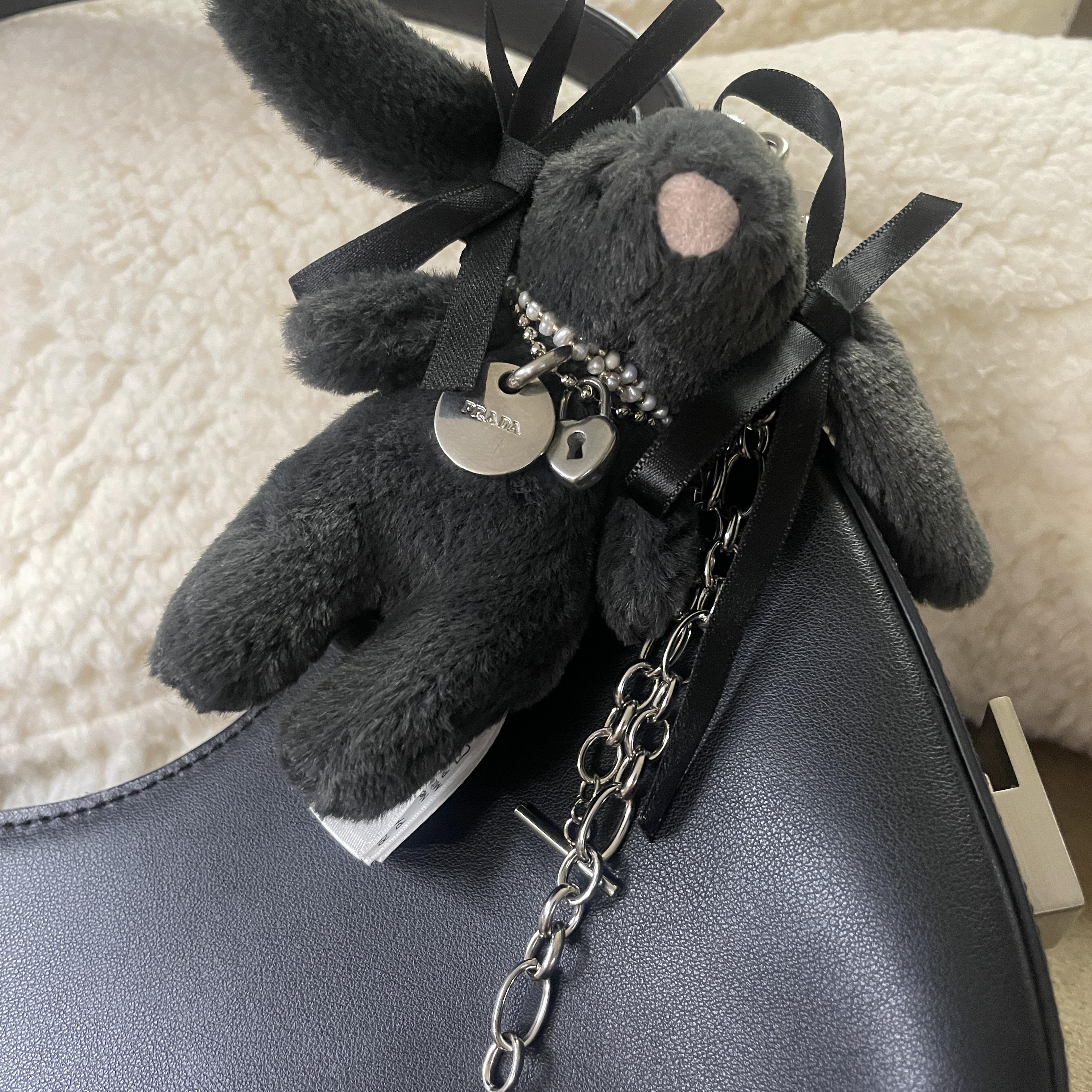 Jellycat Bashful Bunny Bag Charm Ink 착용 스타일