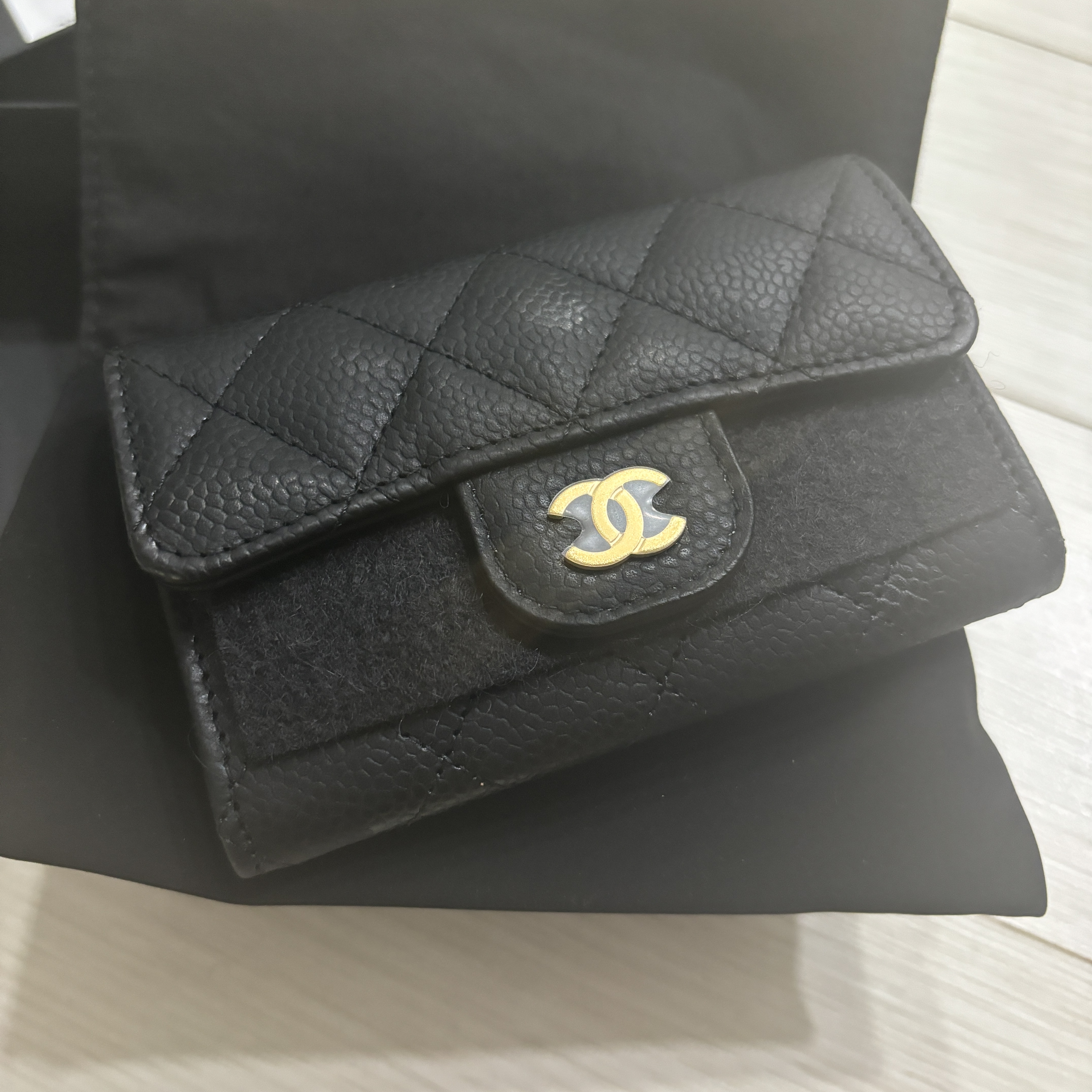 Chanel Classic Card Holder Grained Calfskin & Gold Black 착용 스타일