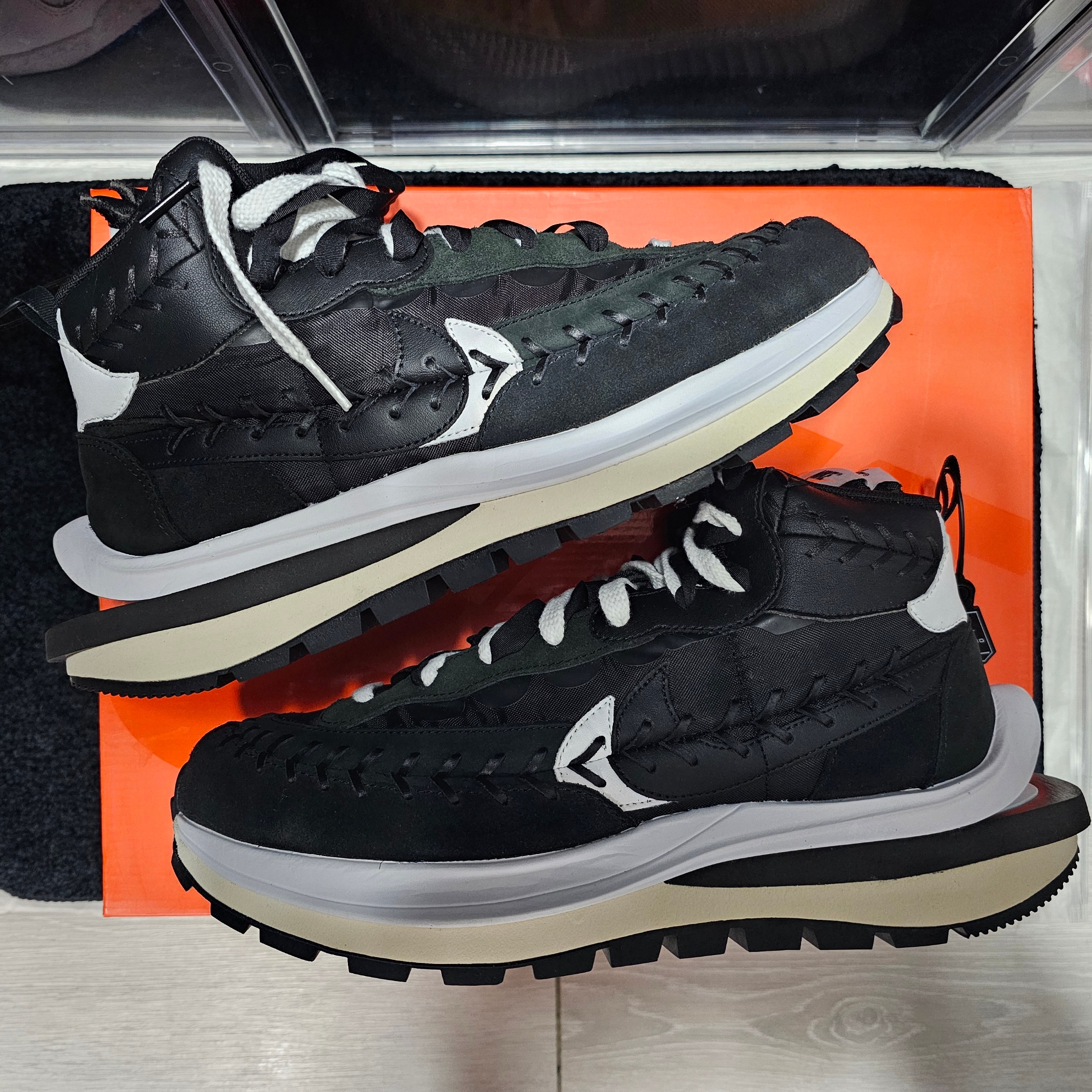 Nike x Sacai x Jean Paul Gaultier VaporWaffle Black White 착용 스타일 - 2