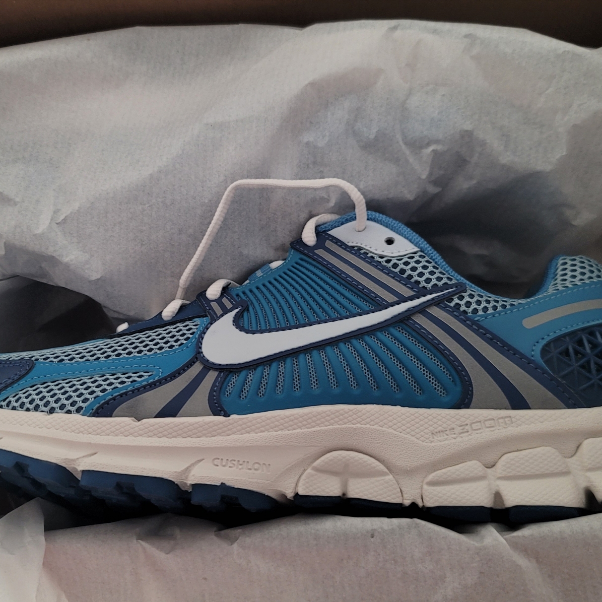 Nike Zoom Vomero 5 Mystic Navy and Worn Blue 착용 스타일