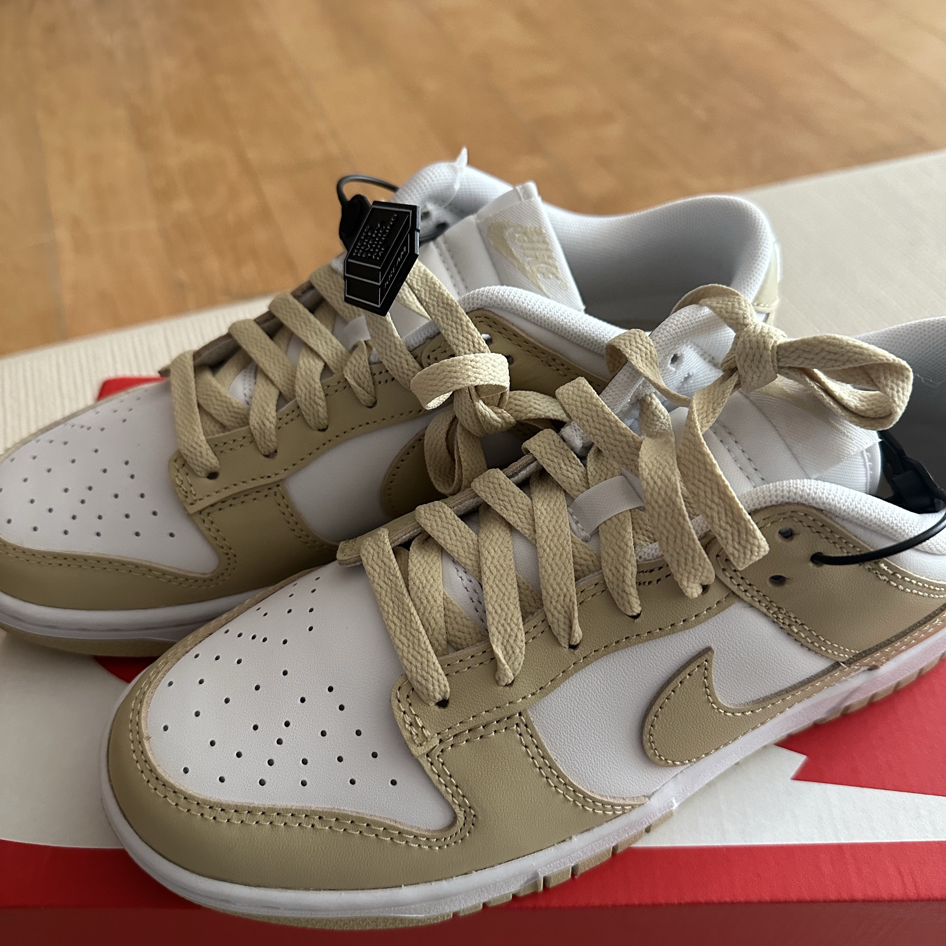 Nike Dunk Low Team Gold and White 착용 스타일