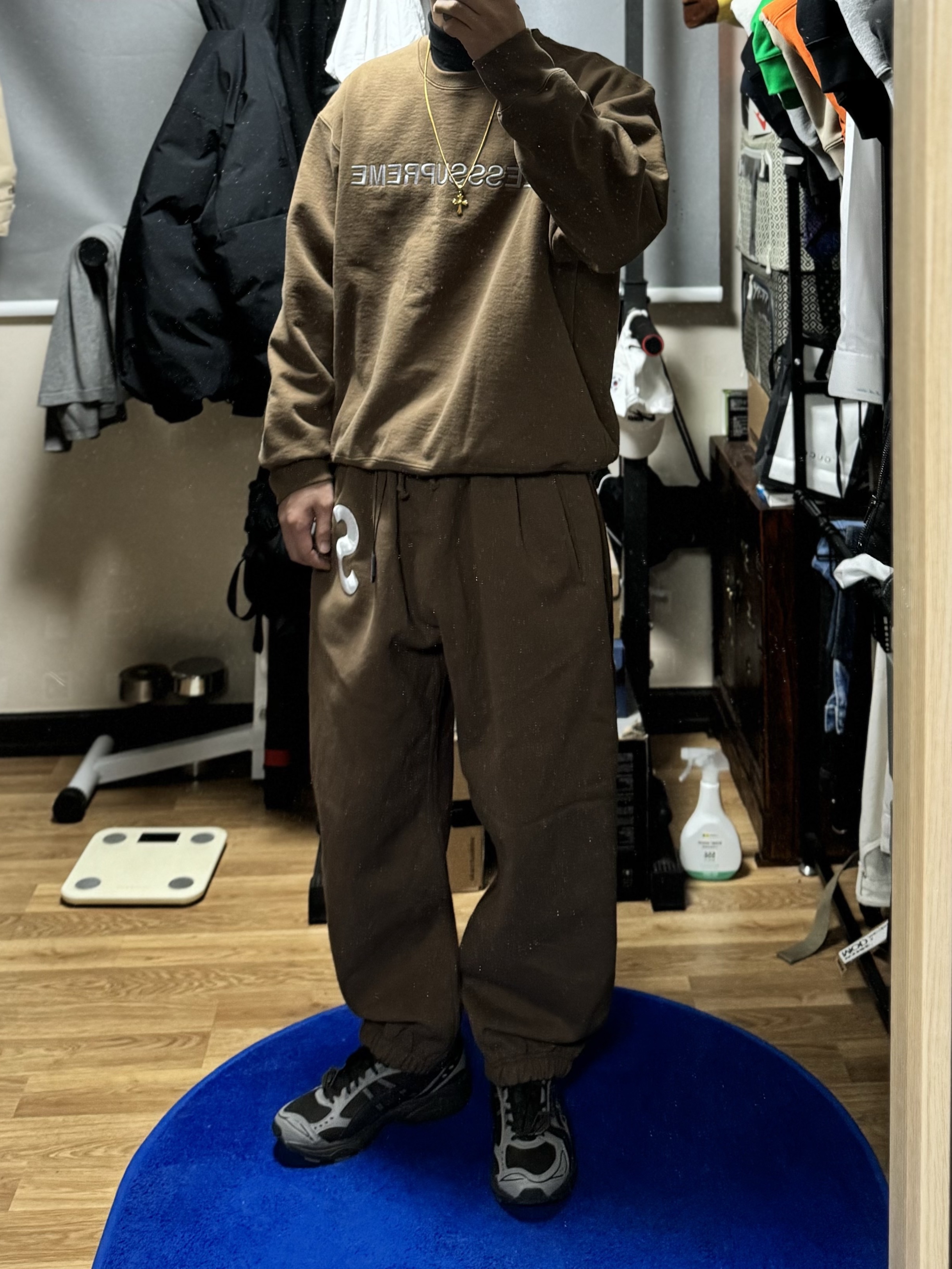Supreme x Bless Sweatpant Jean Brown - 23FW, Supreme x Bless Crewneck Olive Brown - 23FW 착용 스타일 - 1