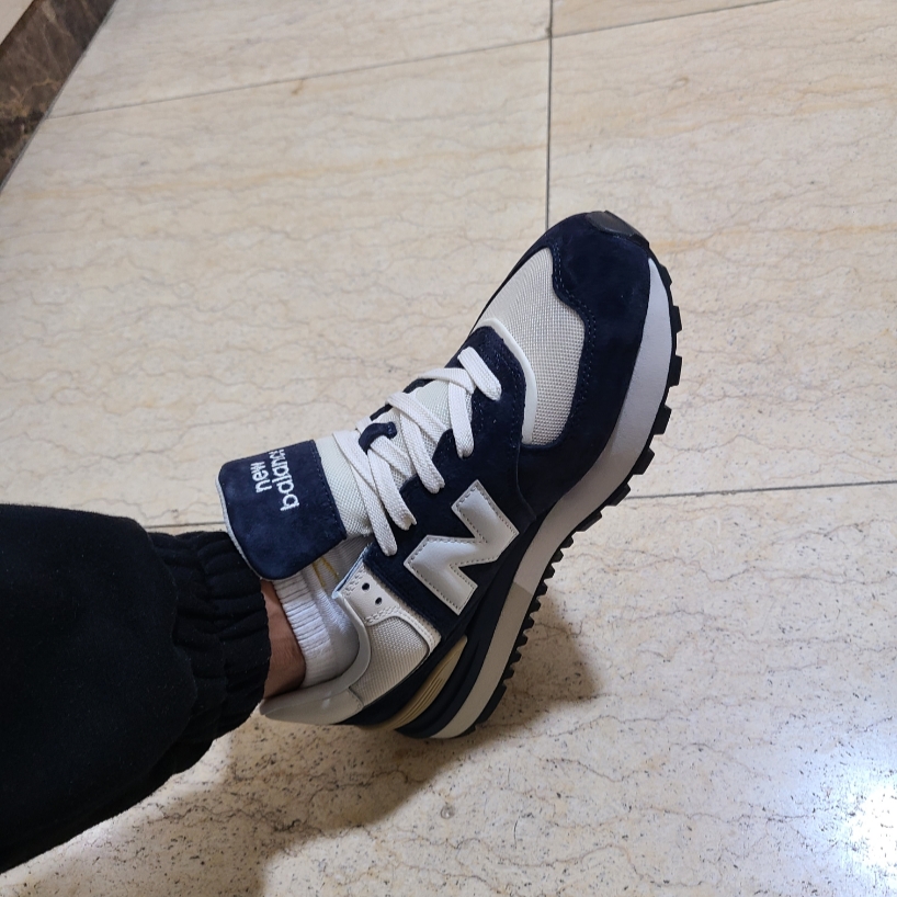 New Balance 574 Legacy Navy Blue 착용 스타일 - 2