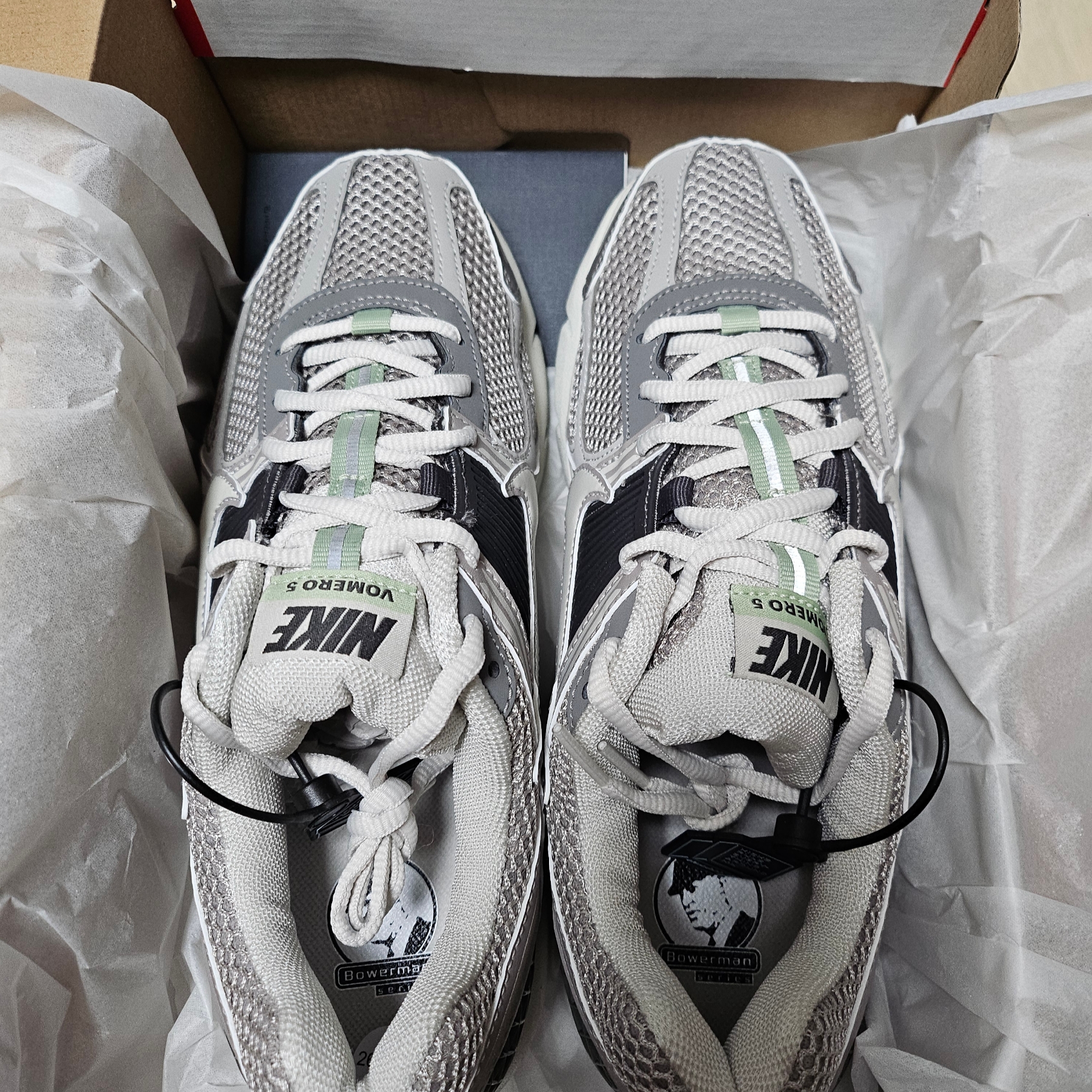 (W) Nike Zoom Vomero 5 Cobblestone and Flat Pewter 착용 스타일 - 1