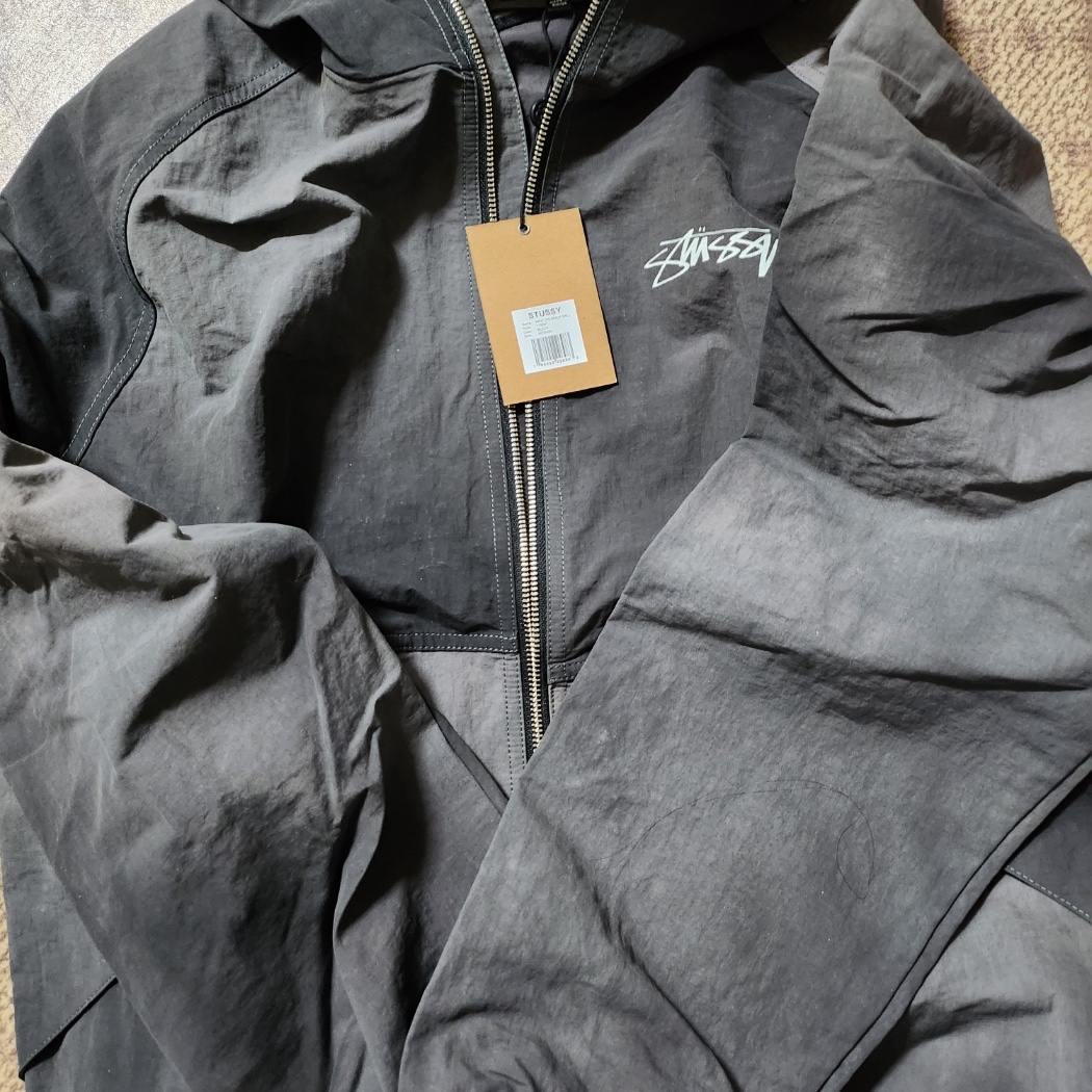 Stussy Wave Dye Beach Shell Jacket Black 착용 스타일