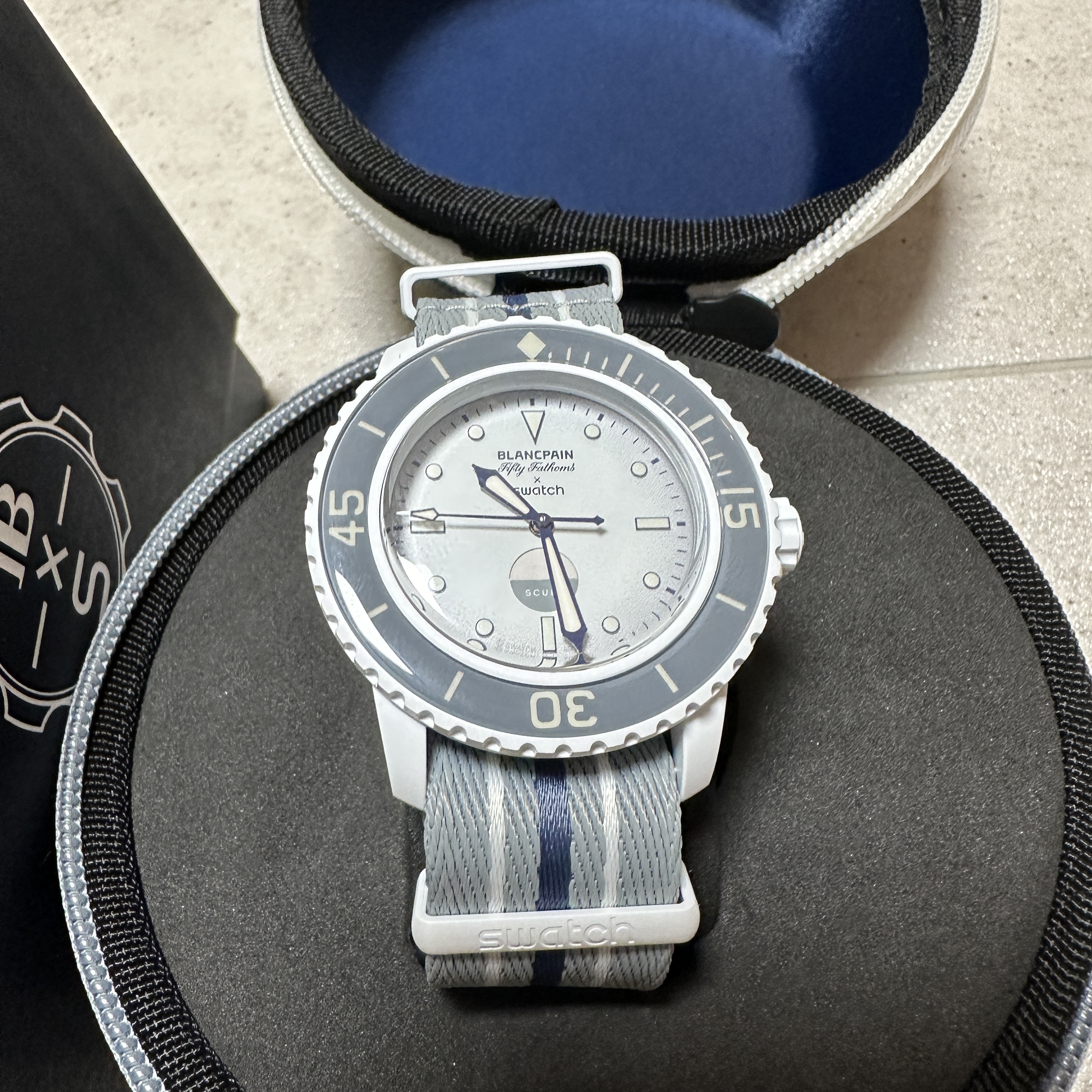 Swatch x Blancpain Bioceramic Antarctic Ocean 착용 스타일 - 2