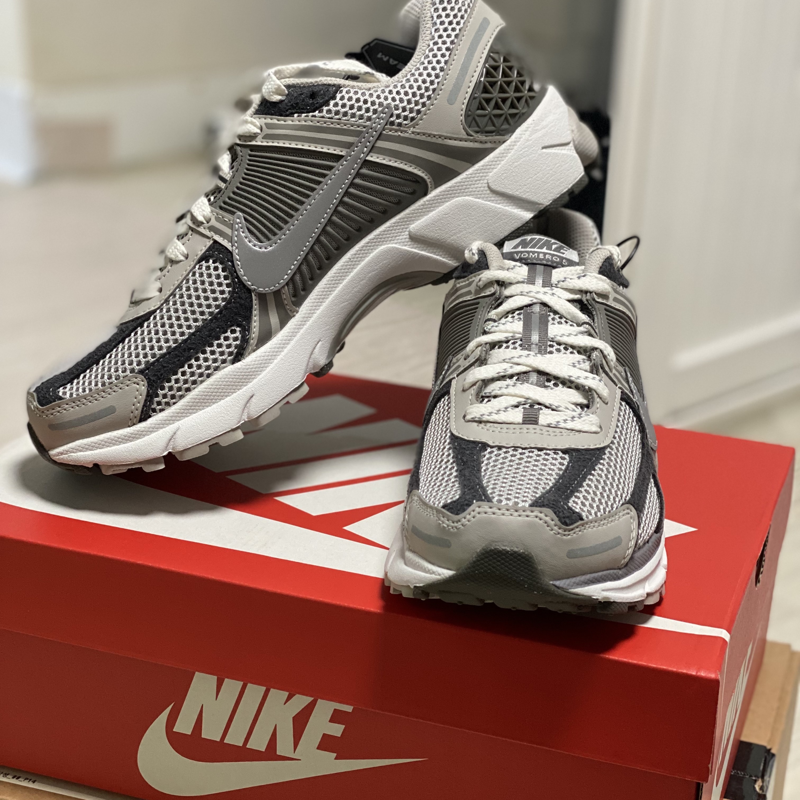 Nike Zoom Vomero 5 PRM Light Iron Ore and Flat Fewter 착용 스타일