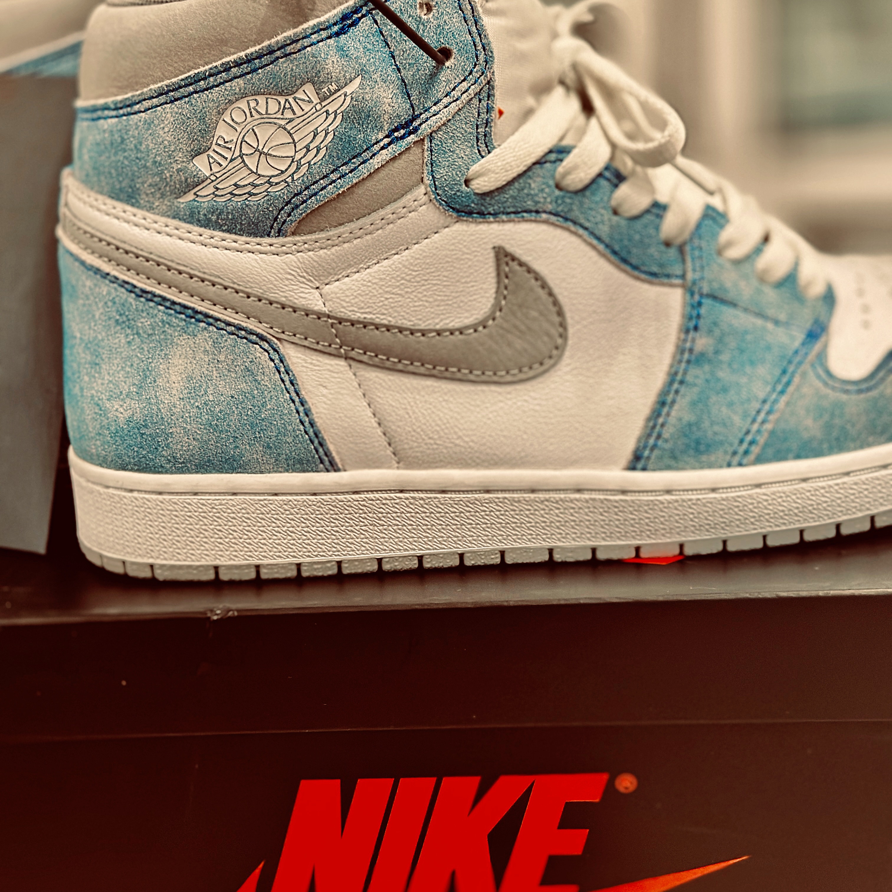 Jordan 1 Retro High OG Hyper Royal 착용 스타일