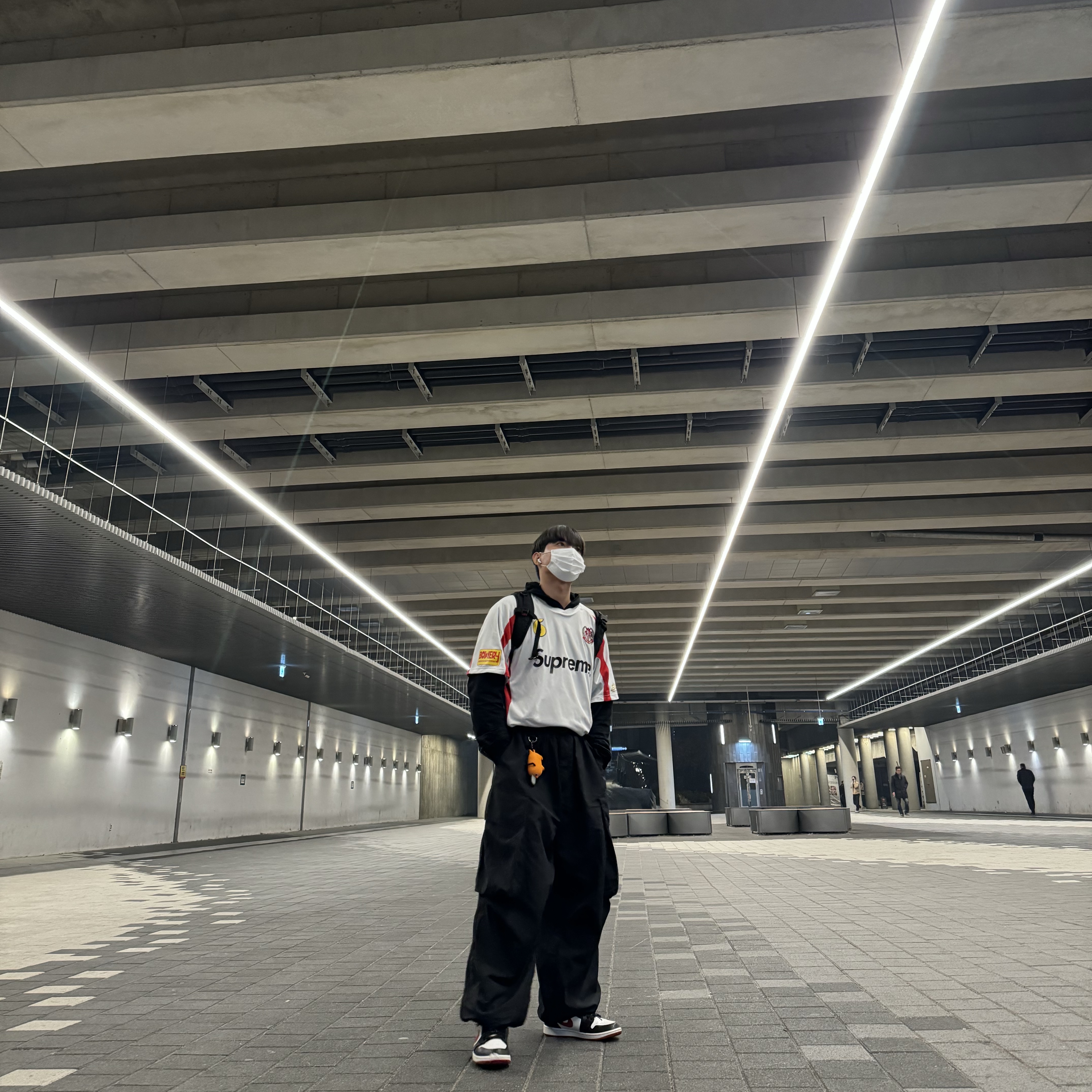 Supreme Hooded Soccer Jersey White - 23FW, Jordan 1 Mid Gym Red Black White 착용 스타일 - 2