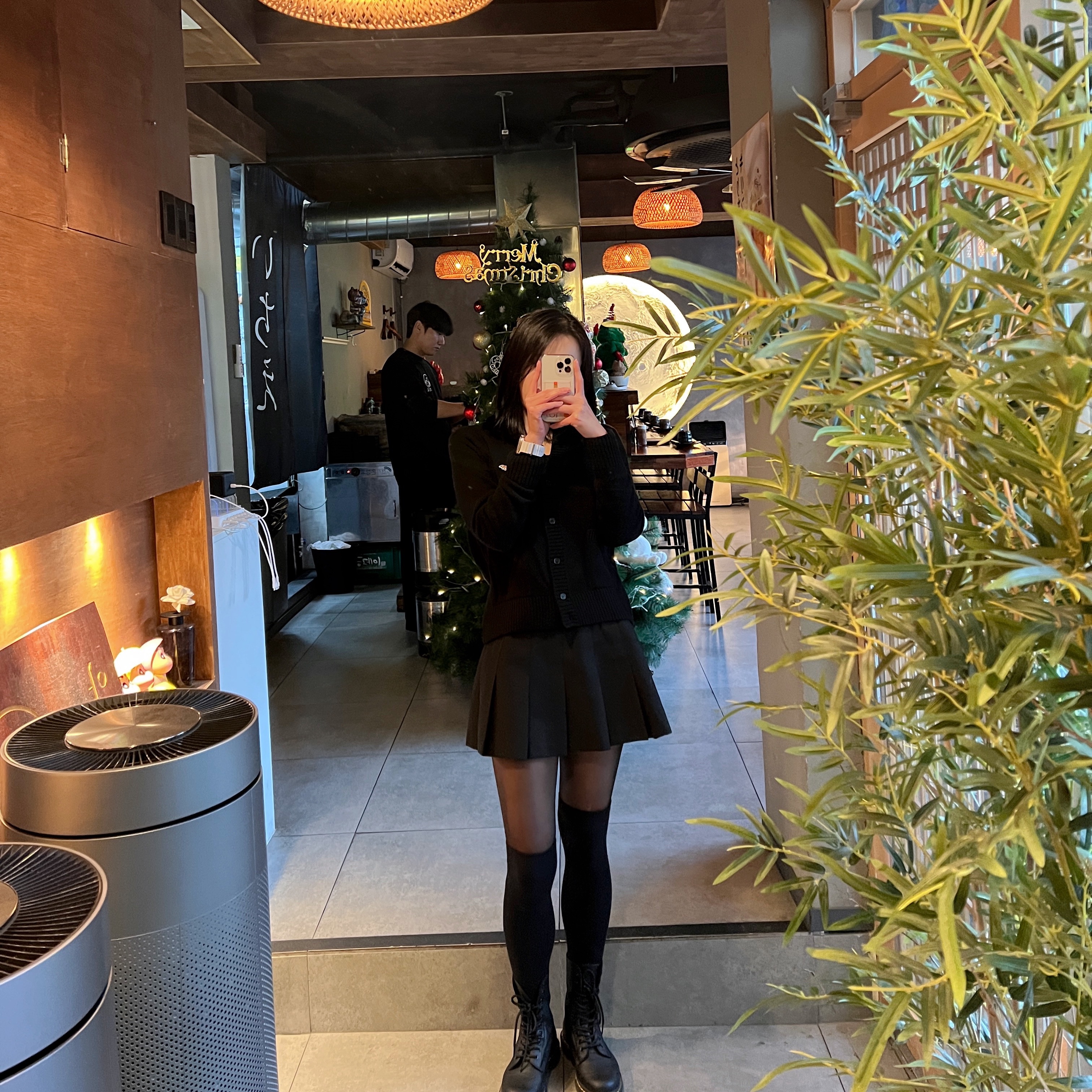 (W) 메종 키츠네 베이비 폭스 패치 박시 가디건 블랙, (W) 자라 박스 플리츠 스코트 블랙 착용 스타일